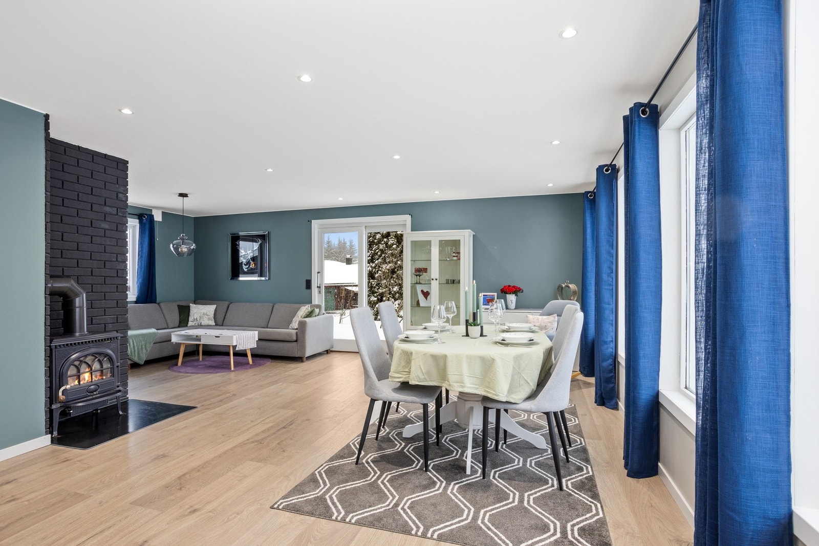 Lyst og romslig allrom som blir et naturlig samlingssted for hele familien. Galleribilde