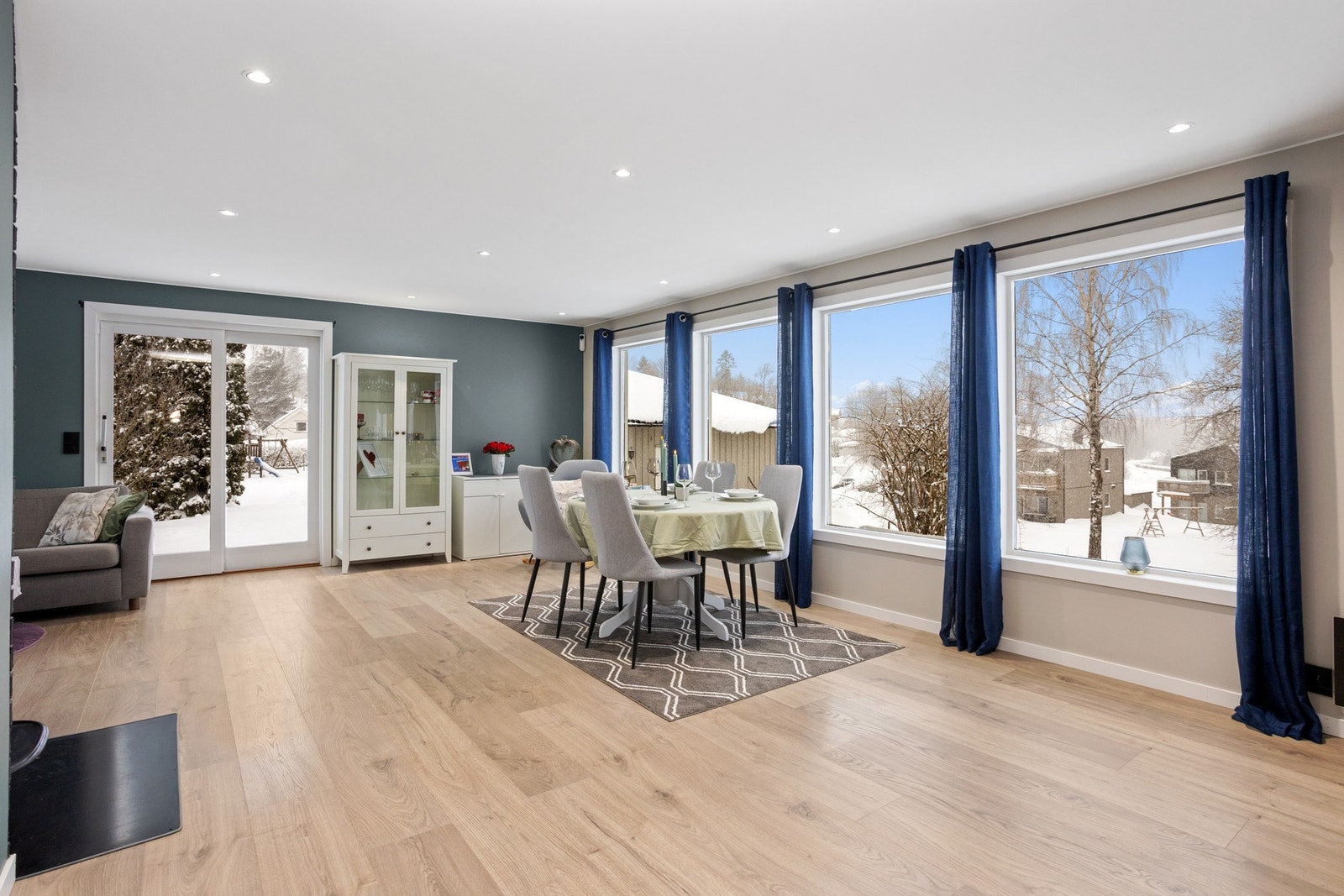 Gode lysforhold med downlightsbelysning og store vinduer på flere sider. Galleribilde