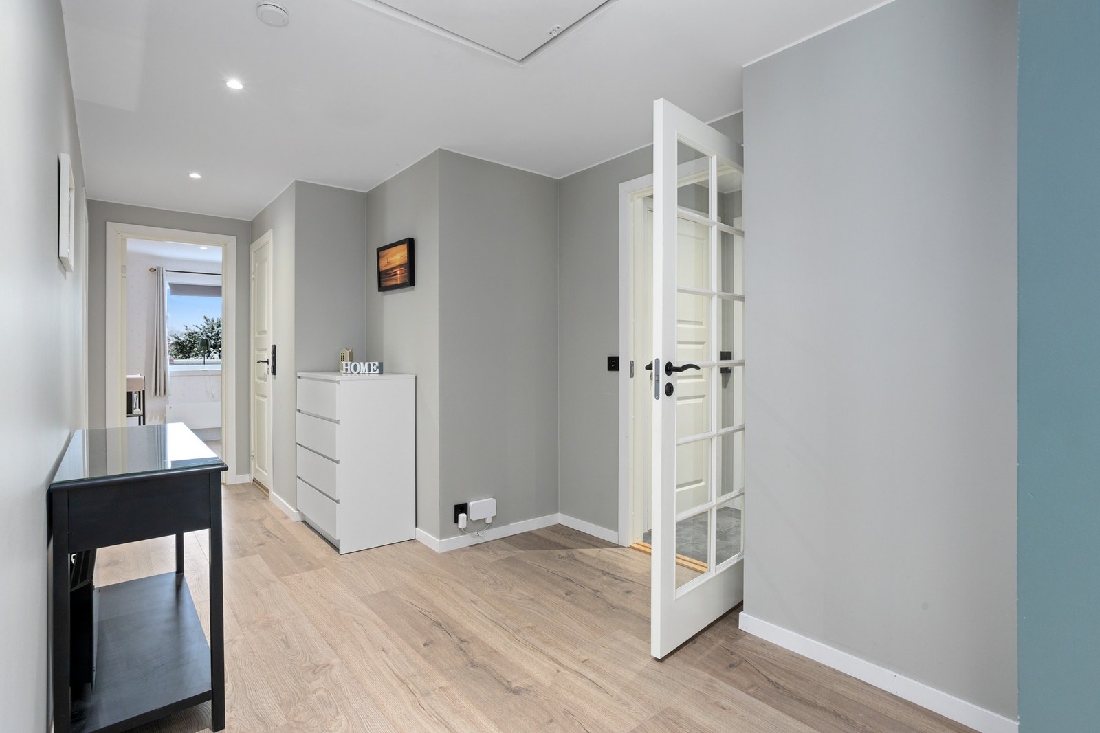 Ekstra oppbevaringsplass i gangen innenfor. Galleribilde