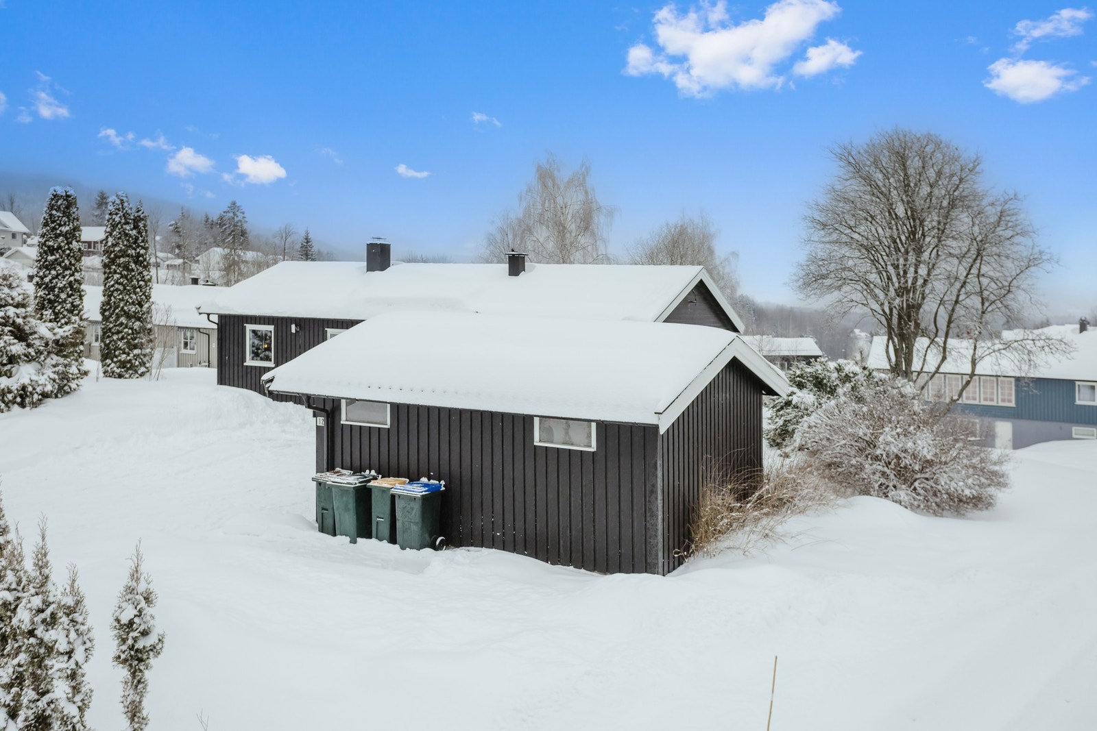 Parkering i dobbelgarasje og flere p-plasser på egen tomt. Galleribilde