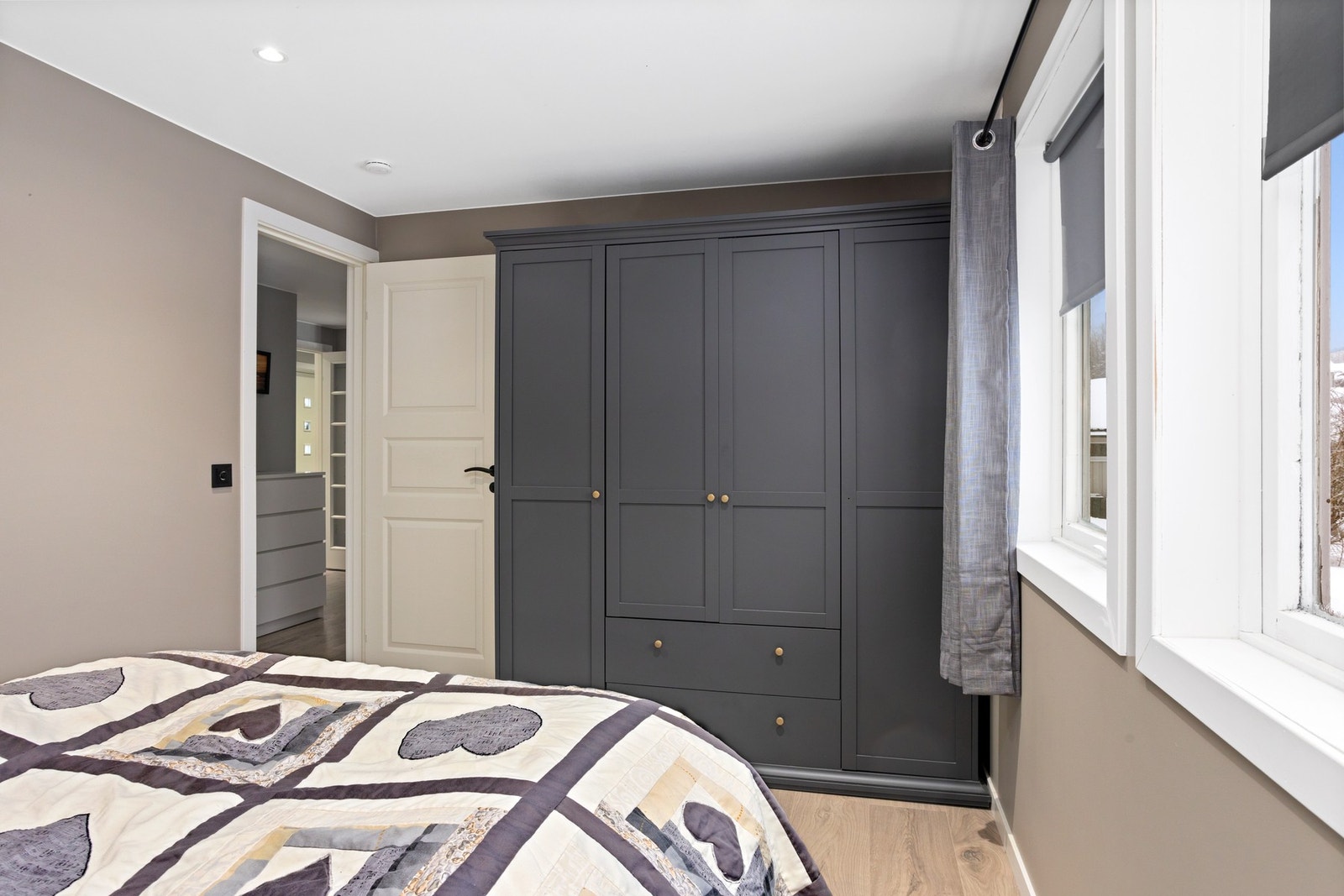 God oppbevaringsplass i garderobeskap langs veggen. Galleribilde