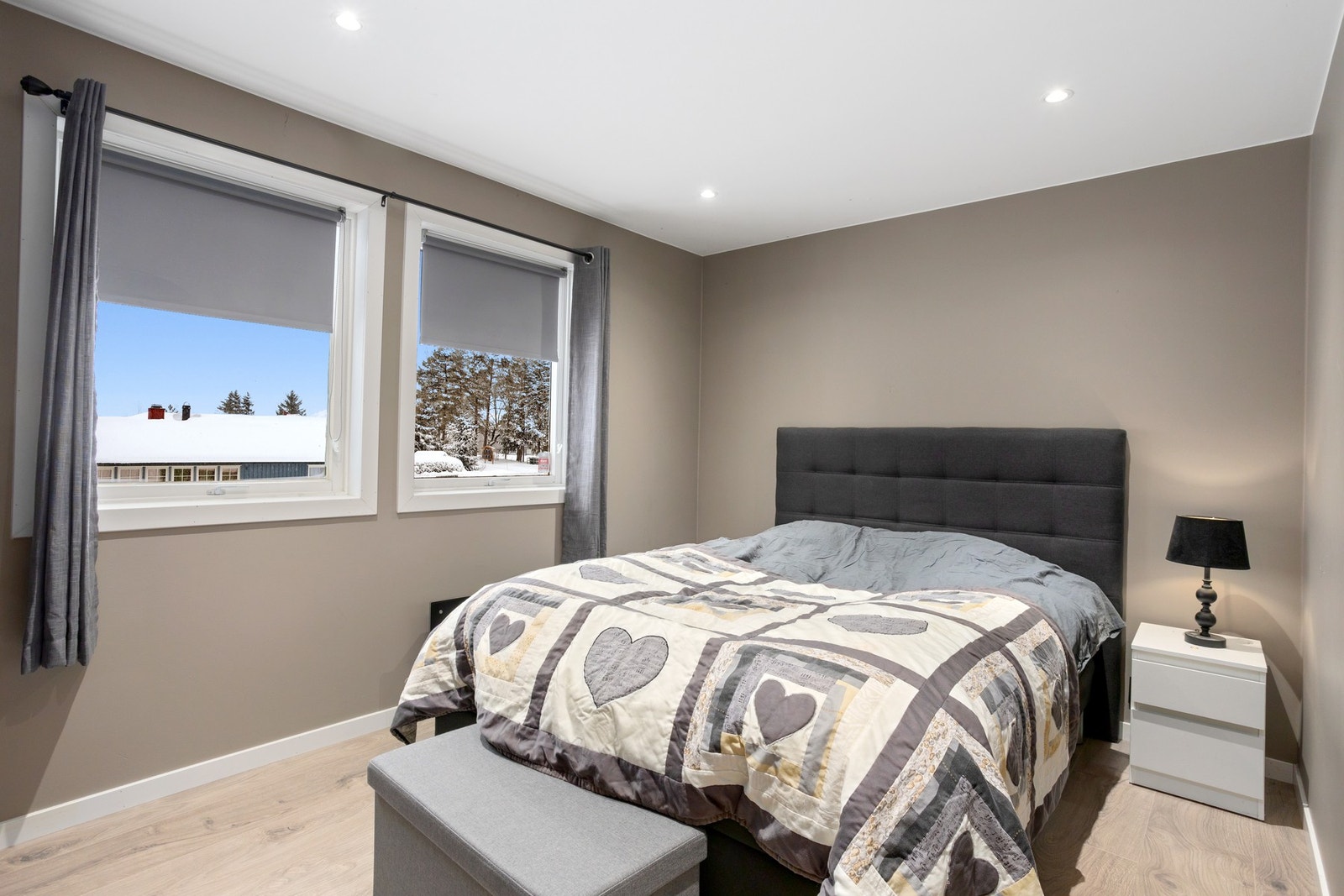 Innbydende hovedsoverom malt i tidsriktig fargepalett, med downlights i taket. Galleribilde