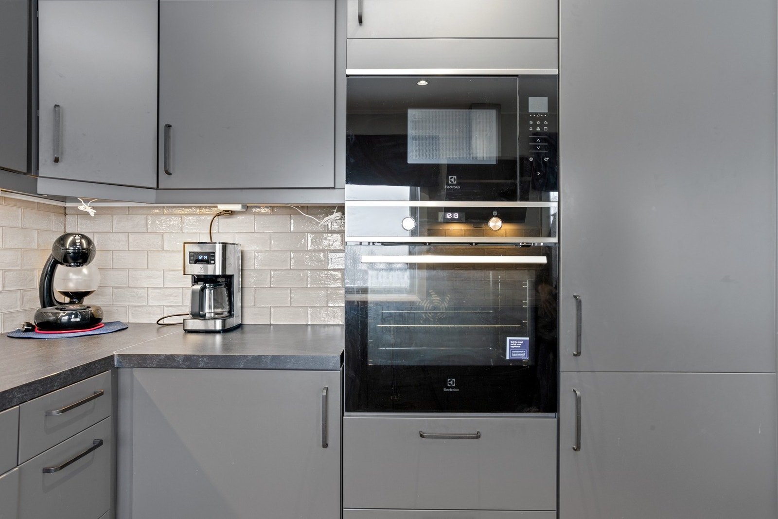 Slett og moderne innredning med integrerte hvitevarer som medfølger. Galleribilde