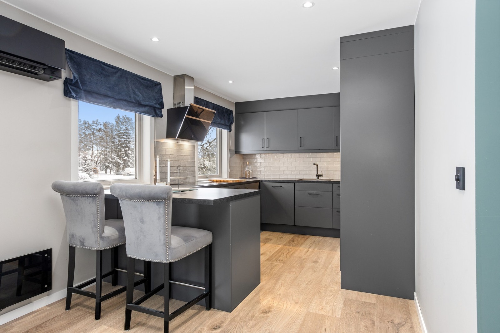 Kjøkken i åpen løsning til stuen. Galleribilde