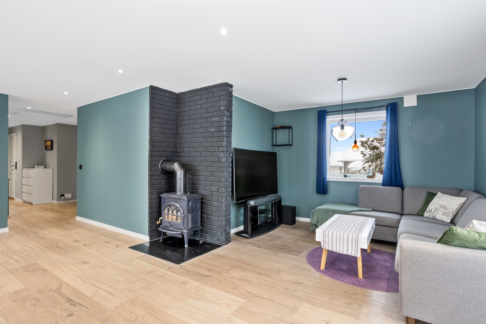 Koselig vedovn midt i rommet. Galleribilde