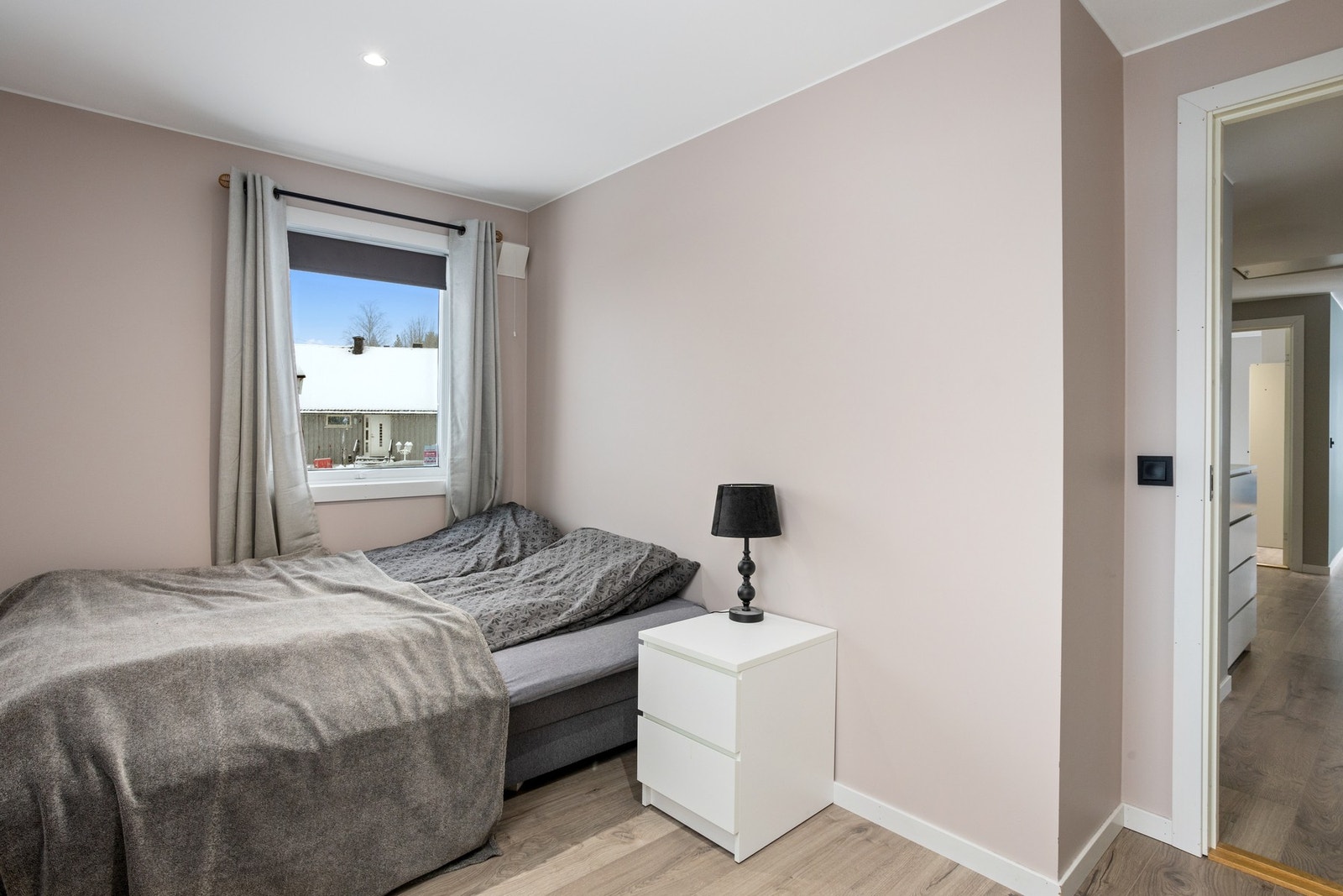 Alle soverommene har plass til seng, nattbord og skap. Galleribilde