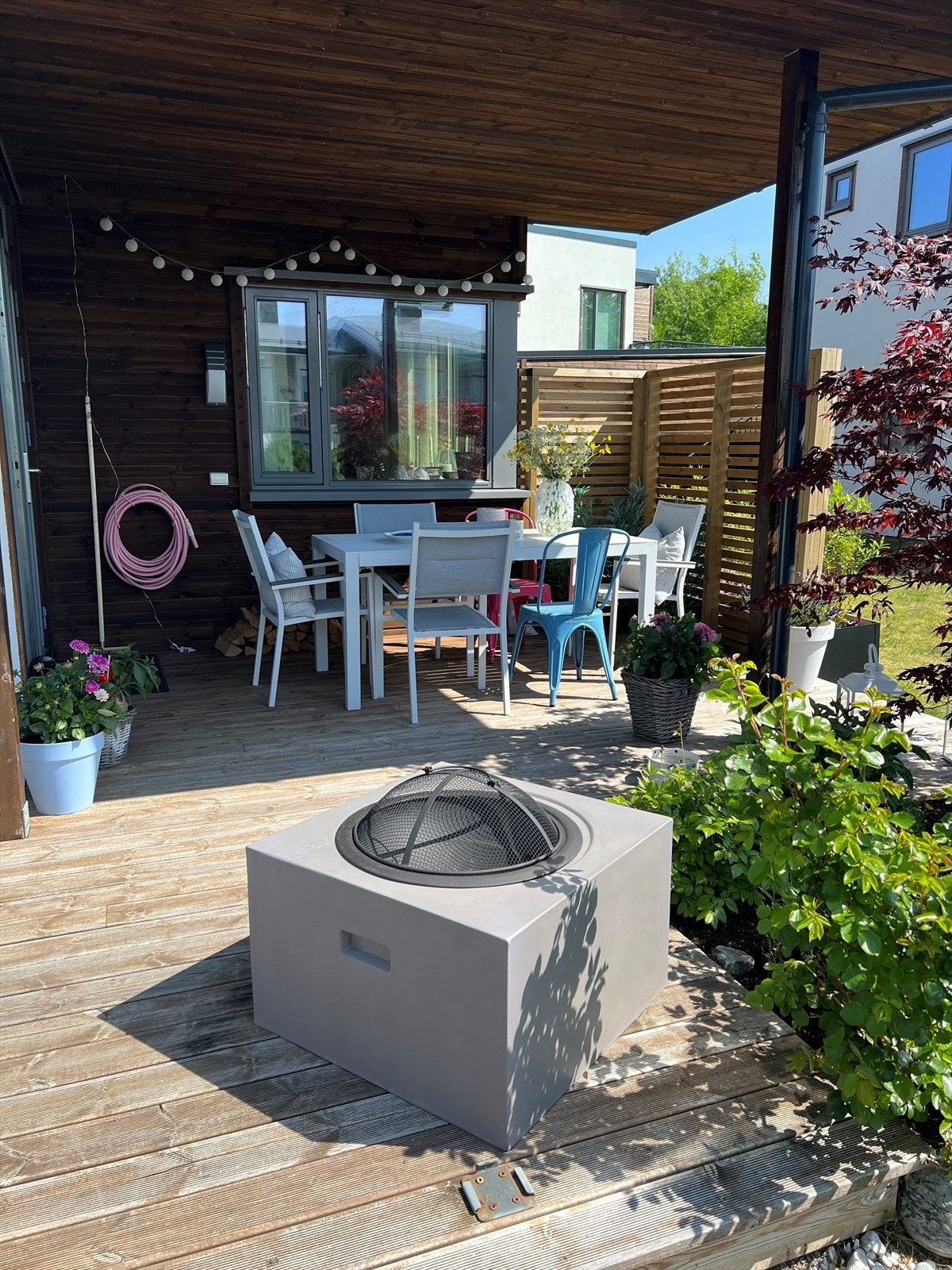 Stemningsbilde fra terrassen om sommeren tatt av selger Galleribilde