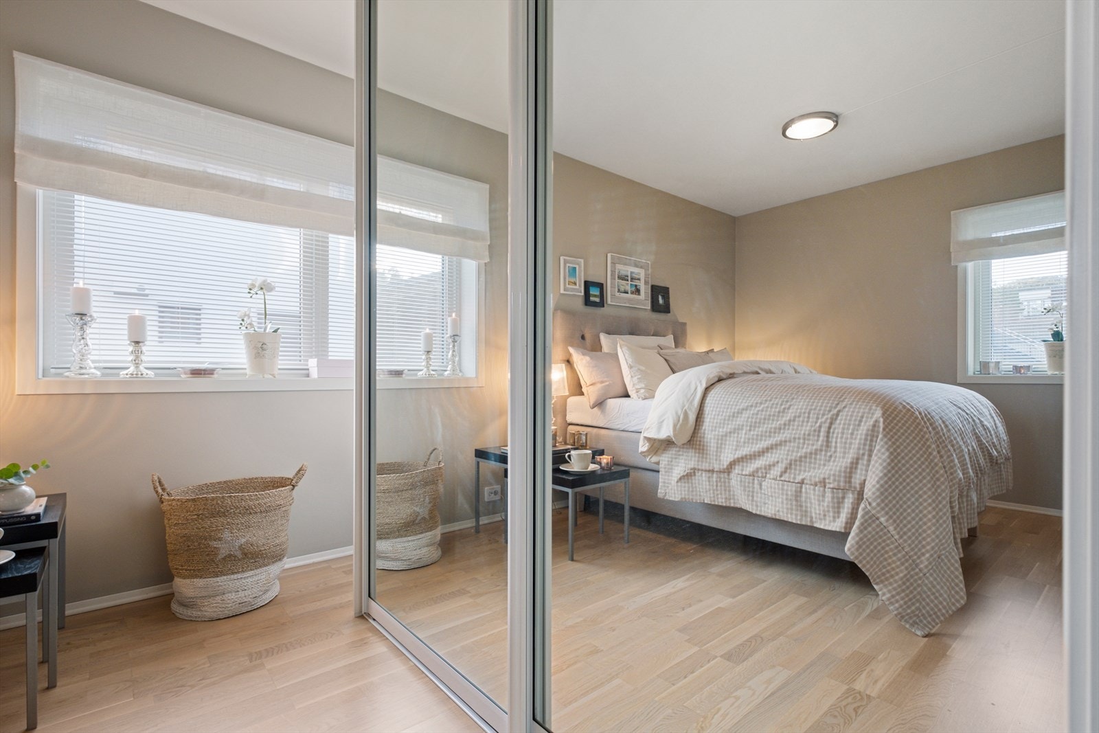 Soverommet har godt med skap-plass i form av skyvedørsgarderobe Galleribilde