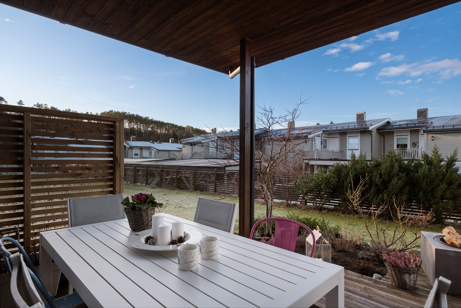 Fra terrassen - sameiet har en robotklipper som klipper plenen Galleribilde