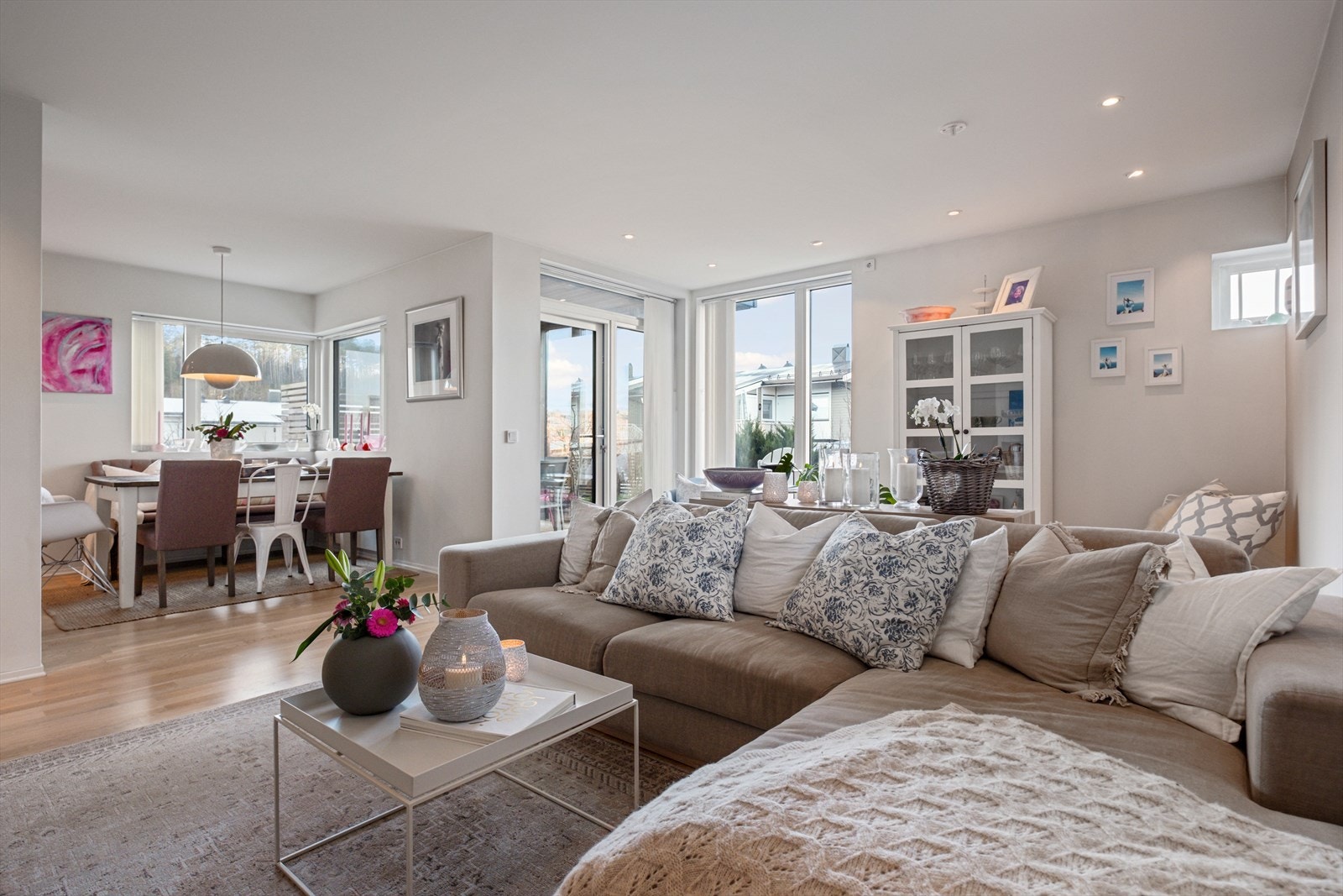 Flott stue som har listefrie overganger fra vegg til himling Galleribilde