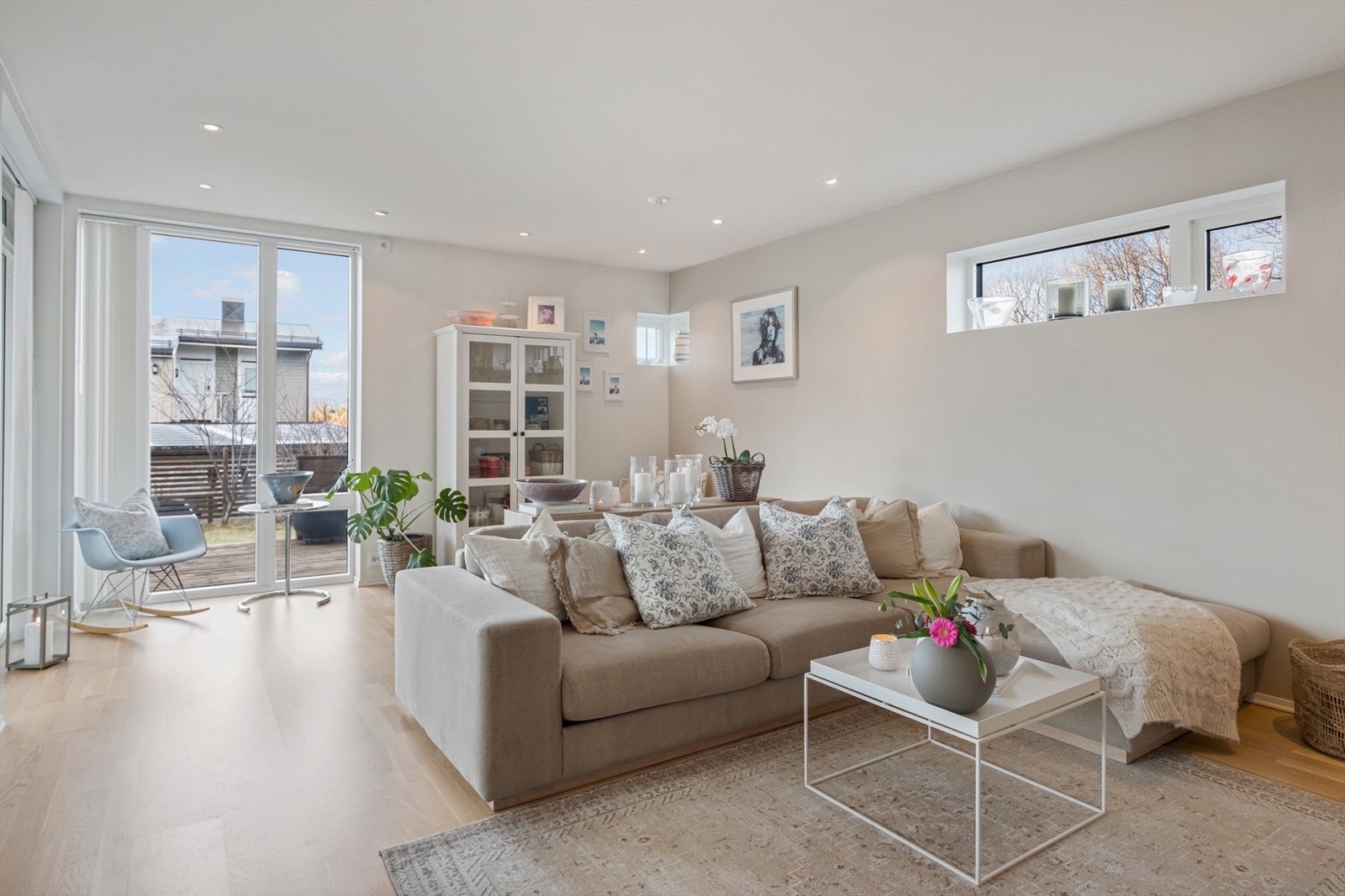 Stua er lys og romslig - her er downlights i himling Galleribilde