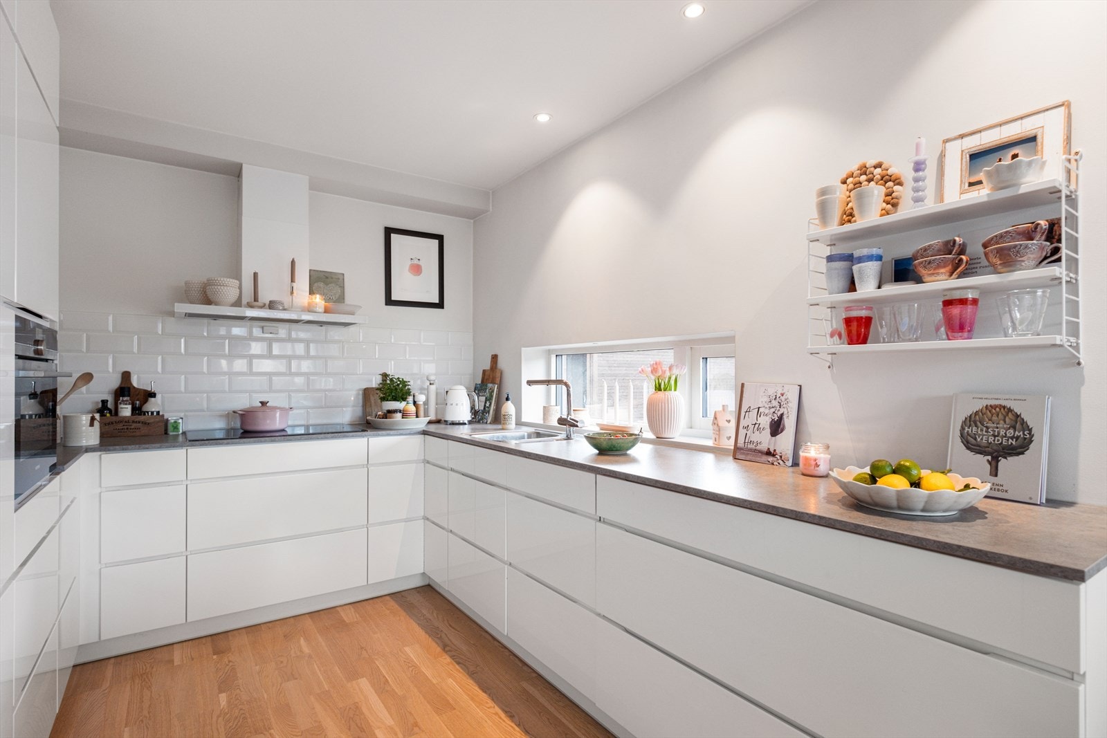 Kjøkkenet er moderne og tidløst og byr på meget god oppbevarings- og benkeplass Galleribilde