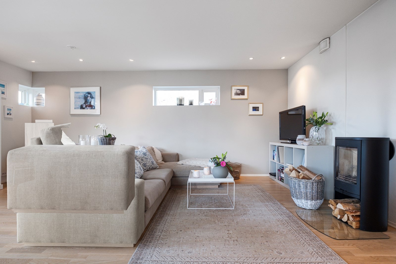 Det er montert ildsted i stua Galleribilde