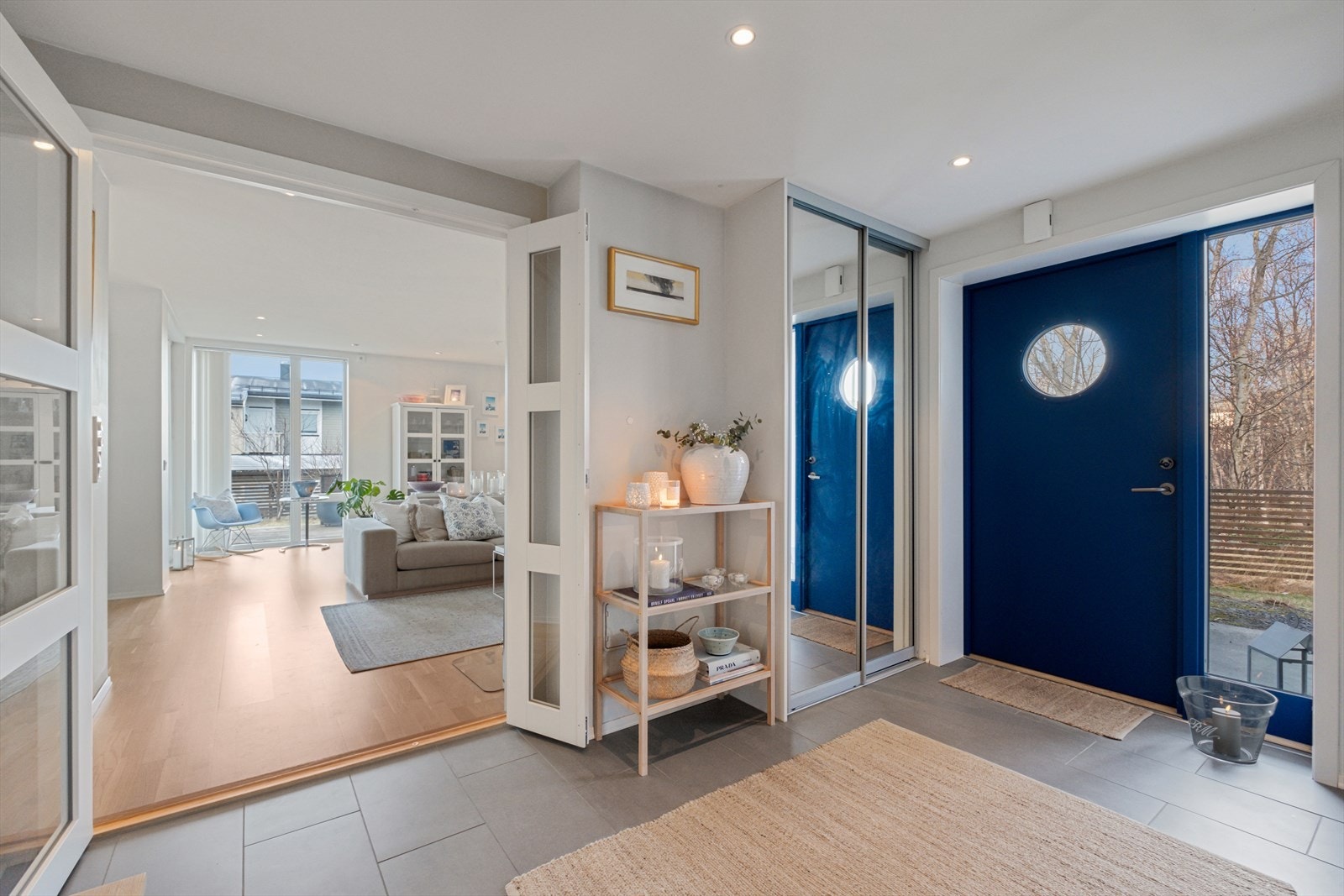 Leiligheten har en romslig hall/entrè - her er det flis på gulv med varmekabler Galleribilde