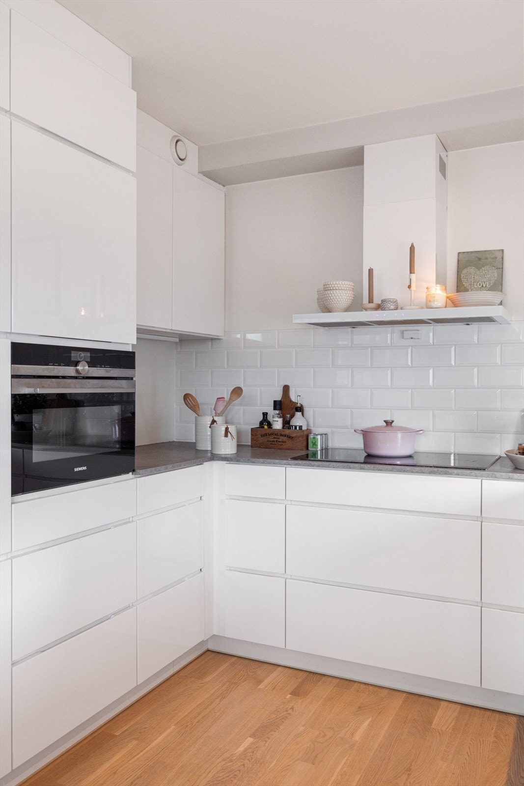 Praktisk med stekeovnen plassert i høyskap Galleribilde