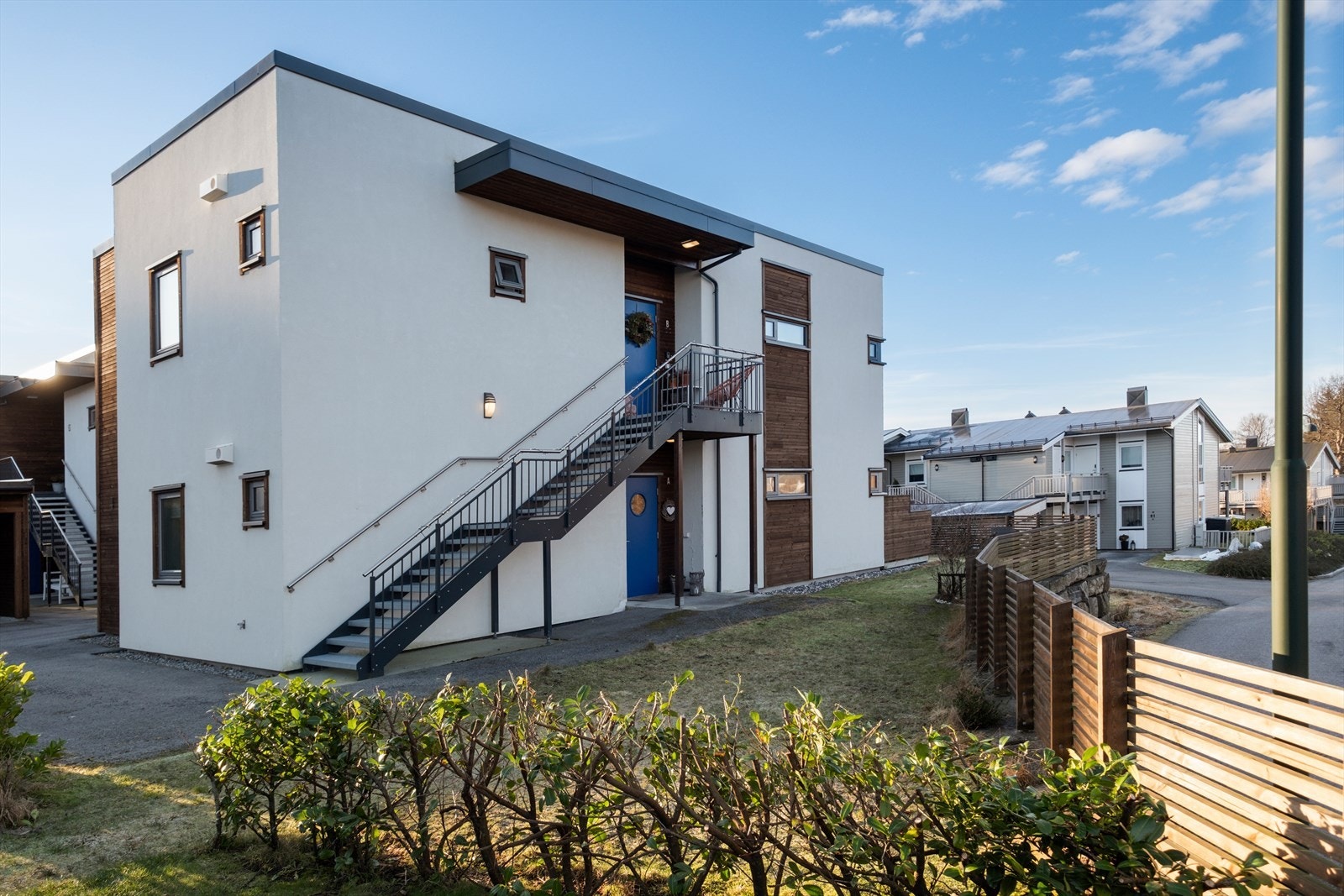 Fasade og utvendig inngangsparti - leiligheten har trappefri adkomst Galleribilde