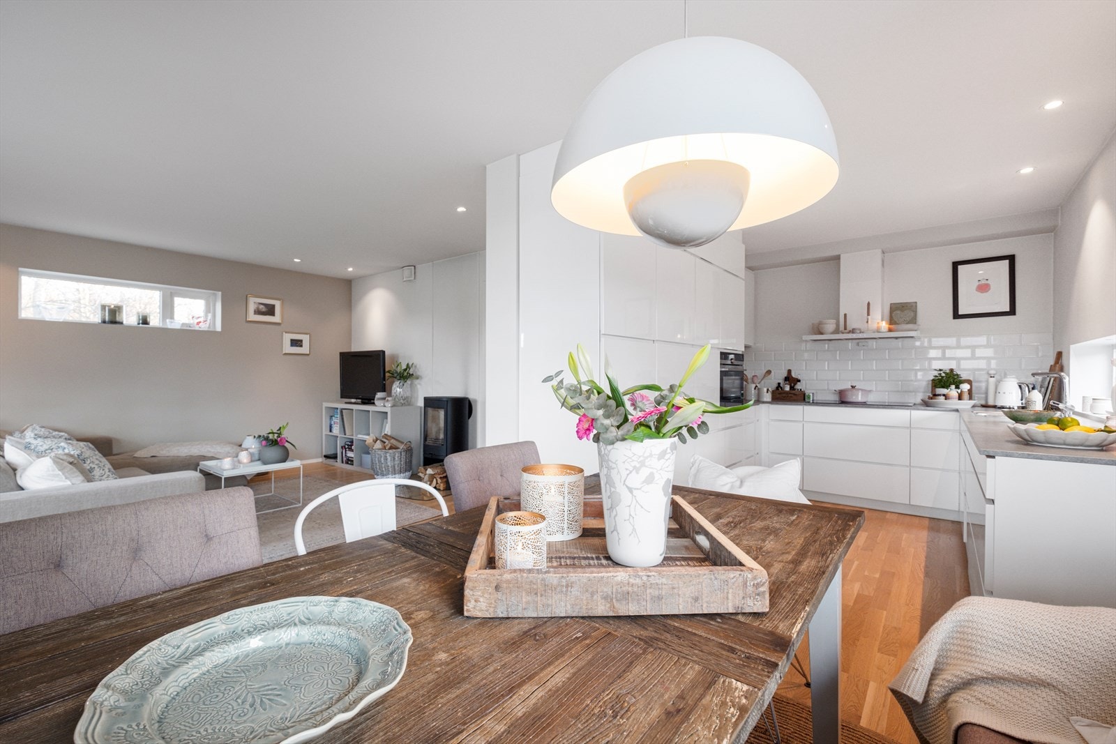 Fra spiseplass mot kjøkkenet Galleribilde