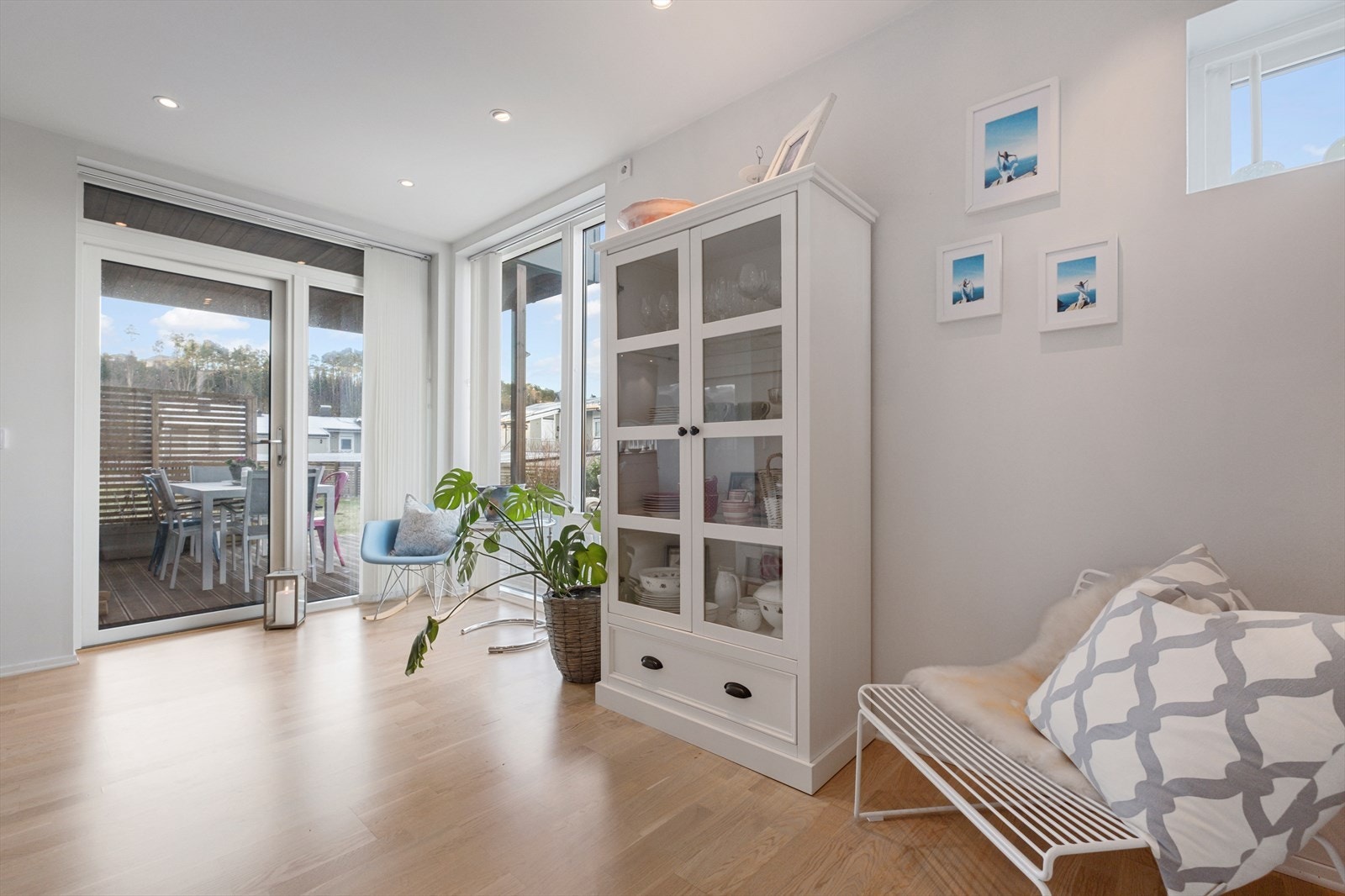 Fra stua har man utgang til den store terrassen som måler 26 kvm Galleribilde