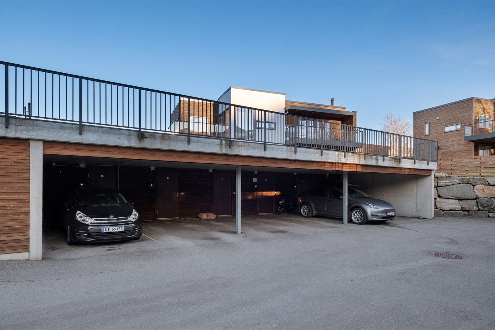 Leiligheten disponerer en p-plass i felles carportanlegg og har bod bak carporten Galleribilde