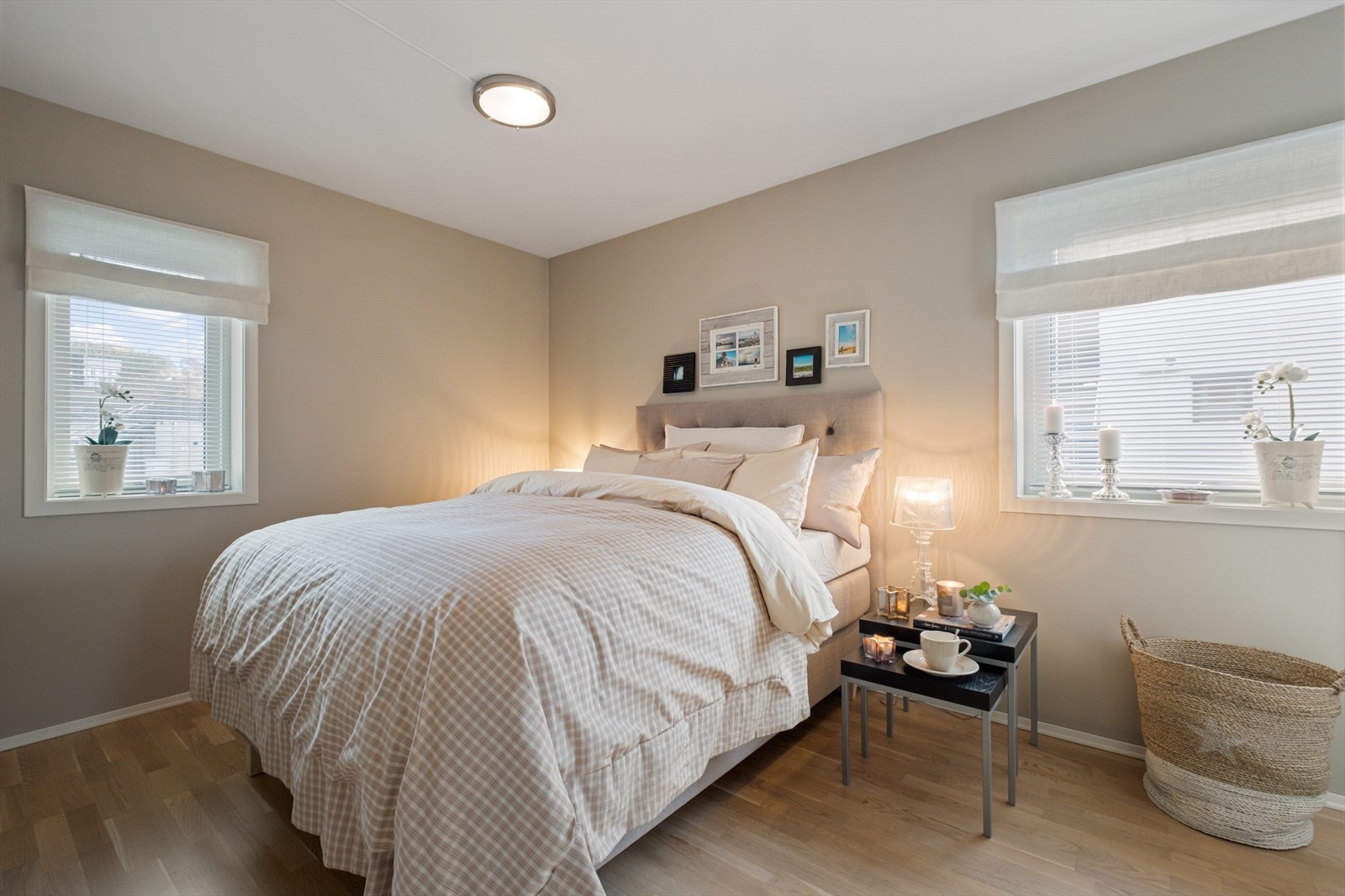 Leiligheten har 2 soverom - her fra hovedsoverom Galleribilde