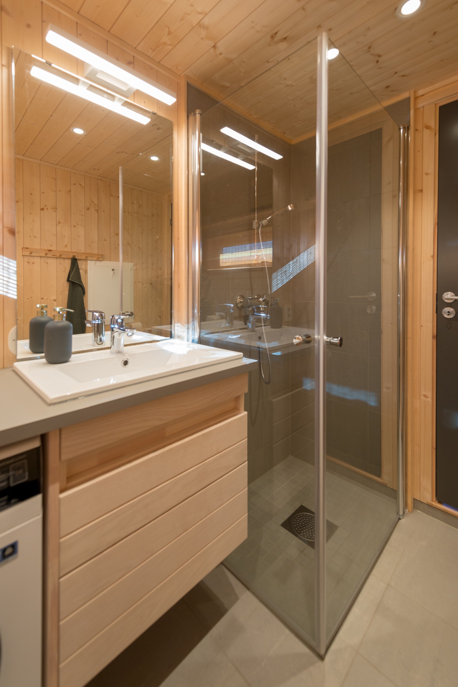 Bad med vaskemaskin fra lignende hytte Galleribilde