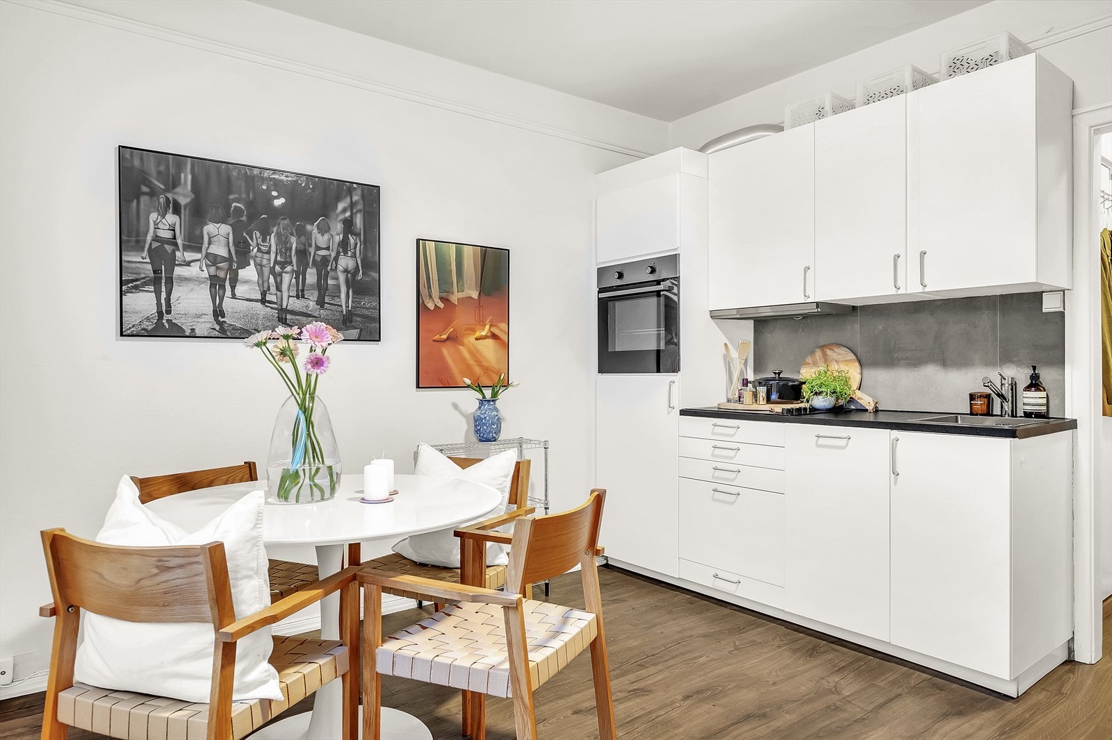 Leiligheten har en god planløsning med praktisk kjøkkeninnredning Galleribilde