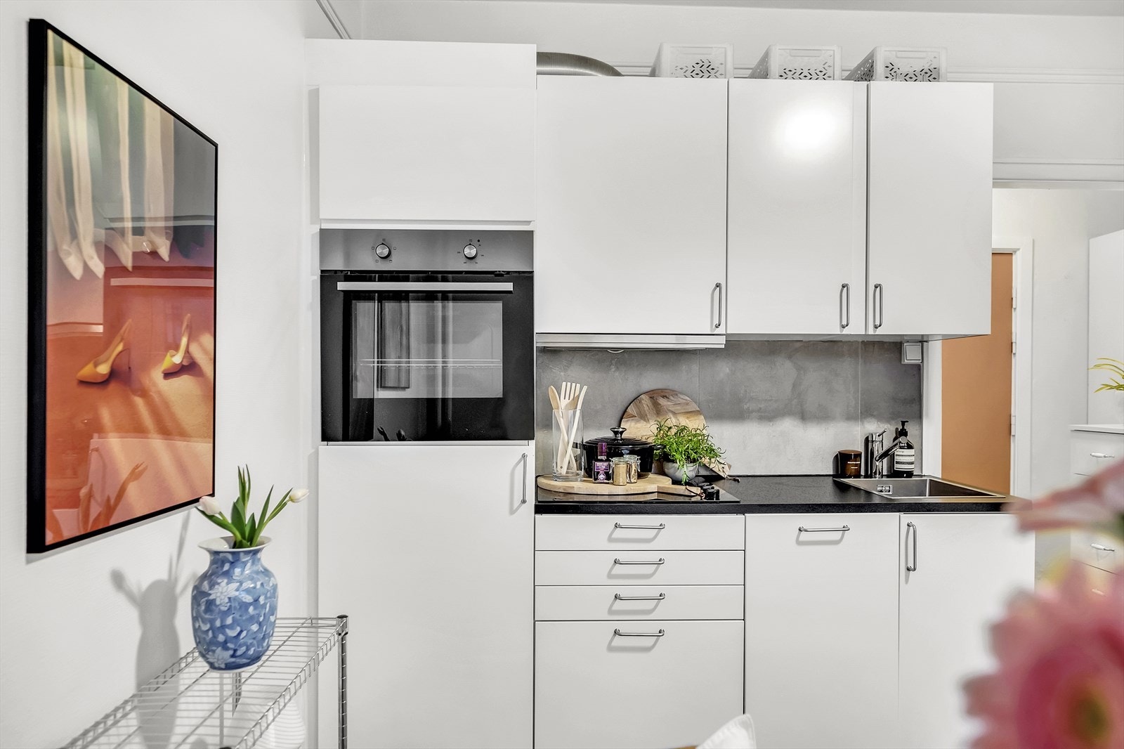 Tidløs kjøkkeninnredning fra 2012 med integrert oppvaskmaskin (smal type), ovn og kjøleskap Galleribilde