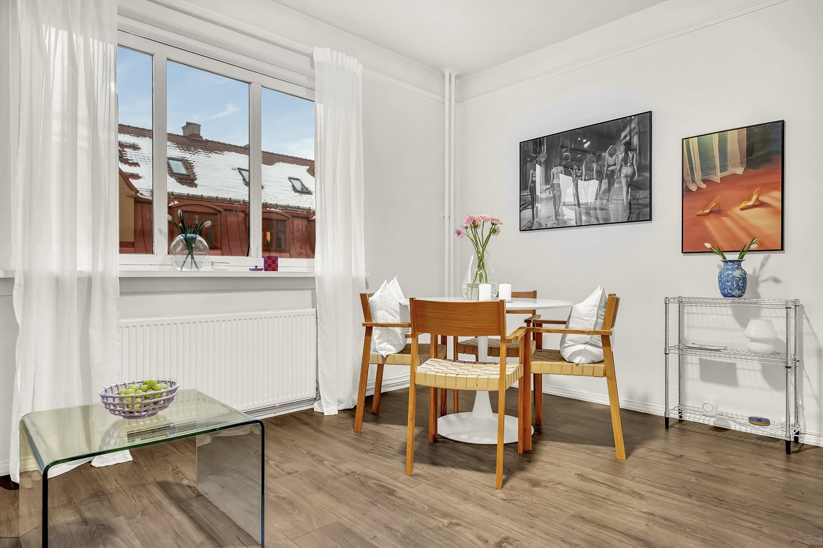 Store vindusflater gir godt med naturlig lysinnslipp Galleribilde