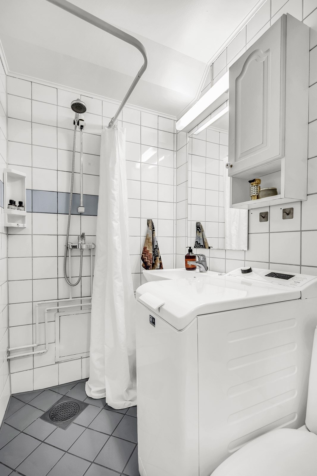 Badet har opplegg for vaskemaskin, servant, dusjhjørne og toalett Galleribilde