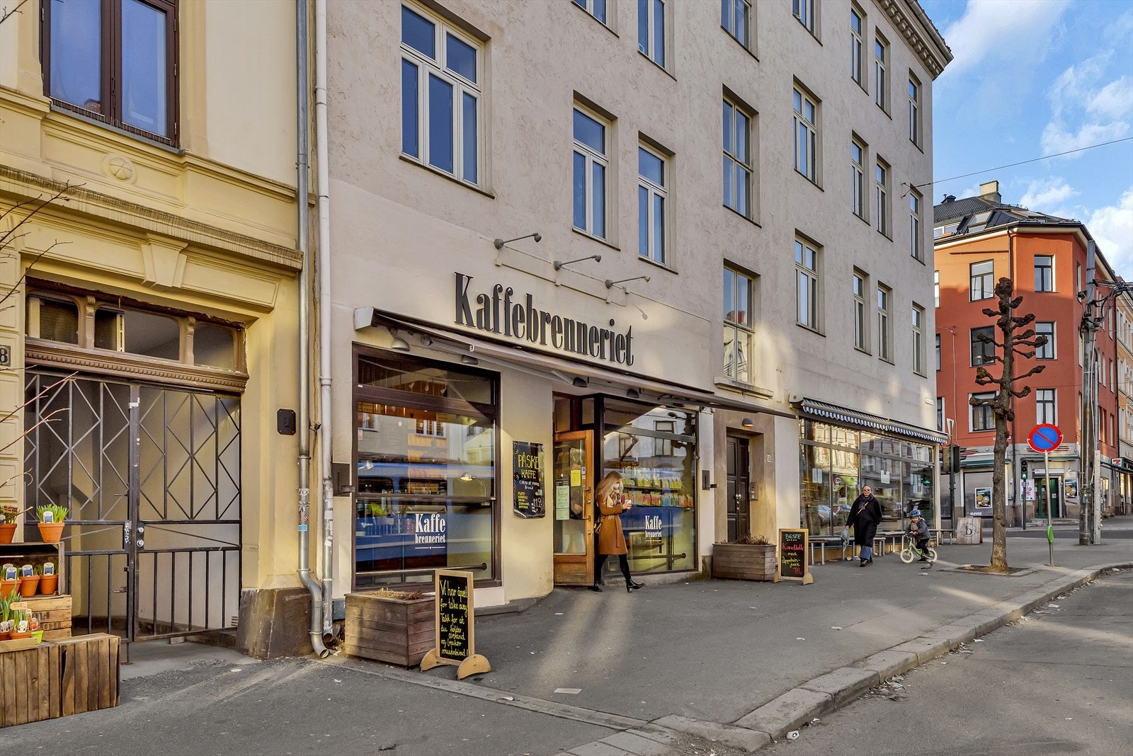 Nabolaget kan blant annet by på Espresso house, Kaffebrenneriet, Grisen og Trikkestallen som alle er populære caféer og spisesteder. Galleribilde