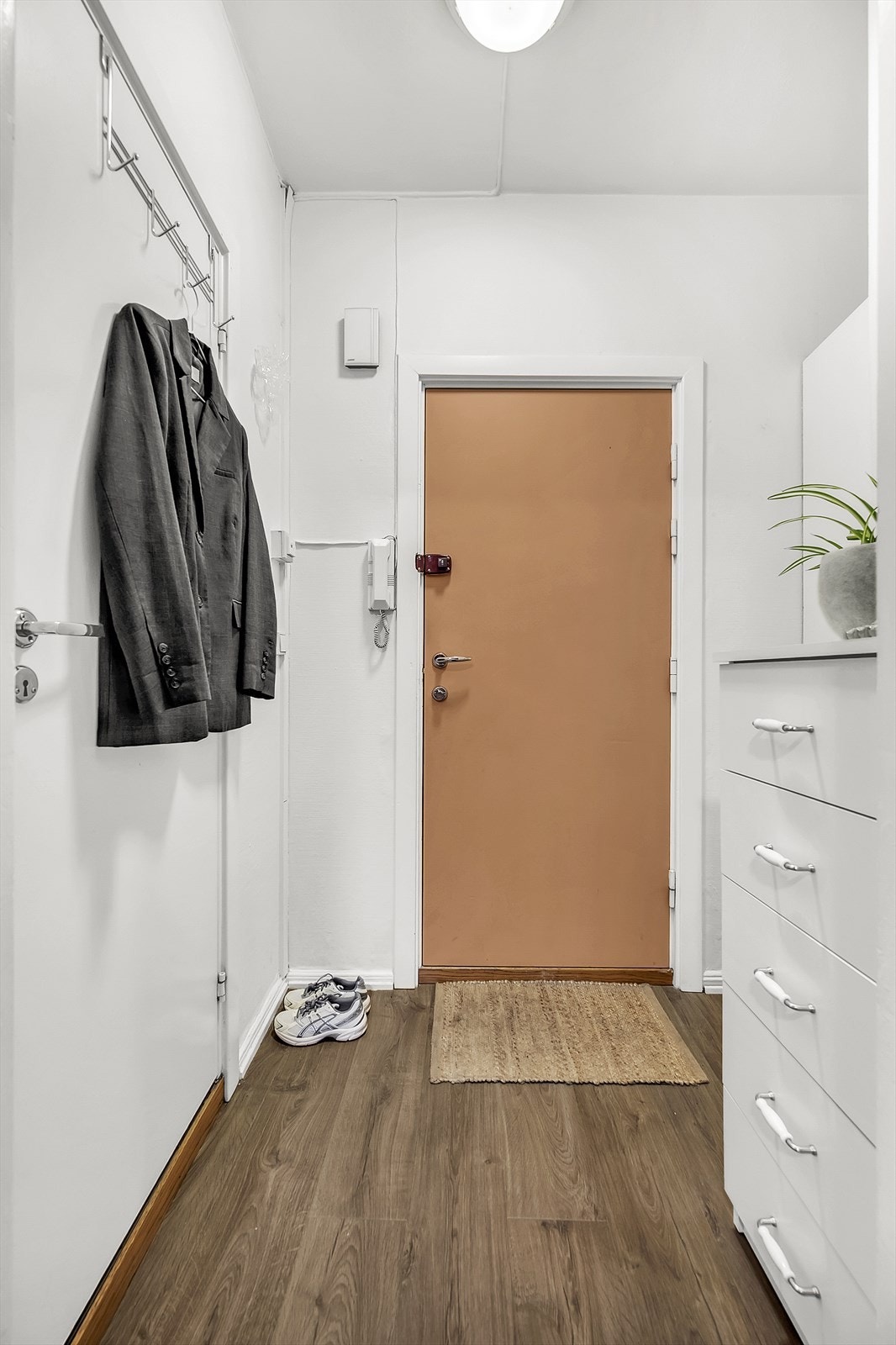 Entrè med plass til oppbevaring av sko og yttertøy Galleribilde