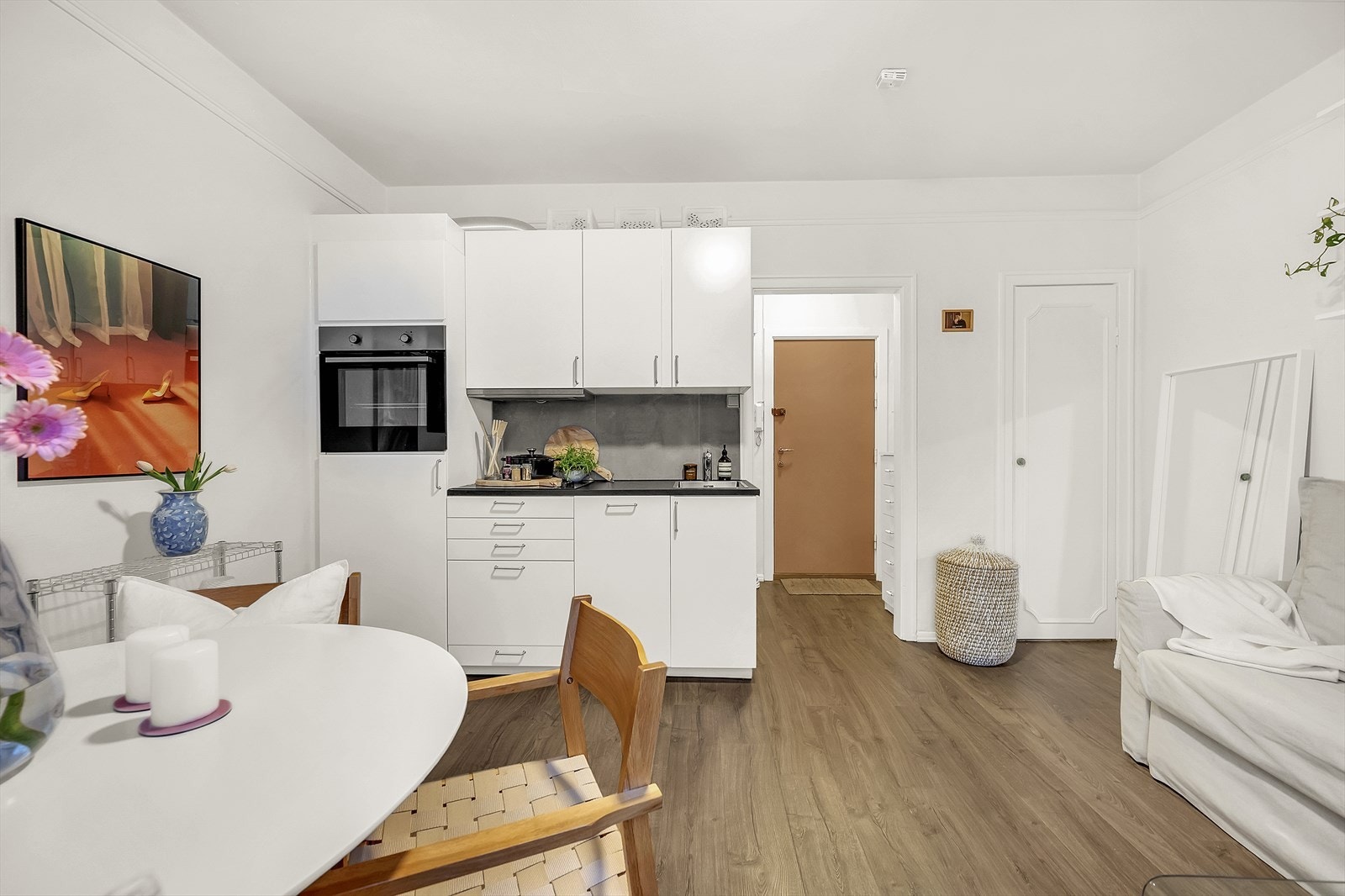 Leiligheten har gode oppbevaringsmuligheter og disponerer en bod i kjeller Galleribilde