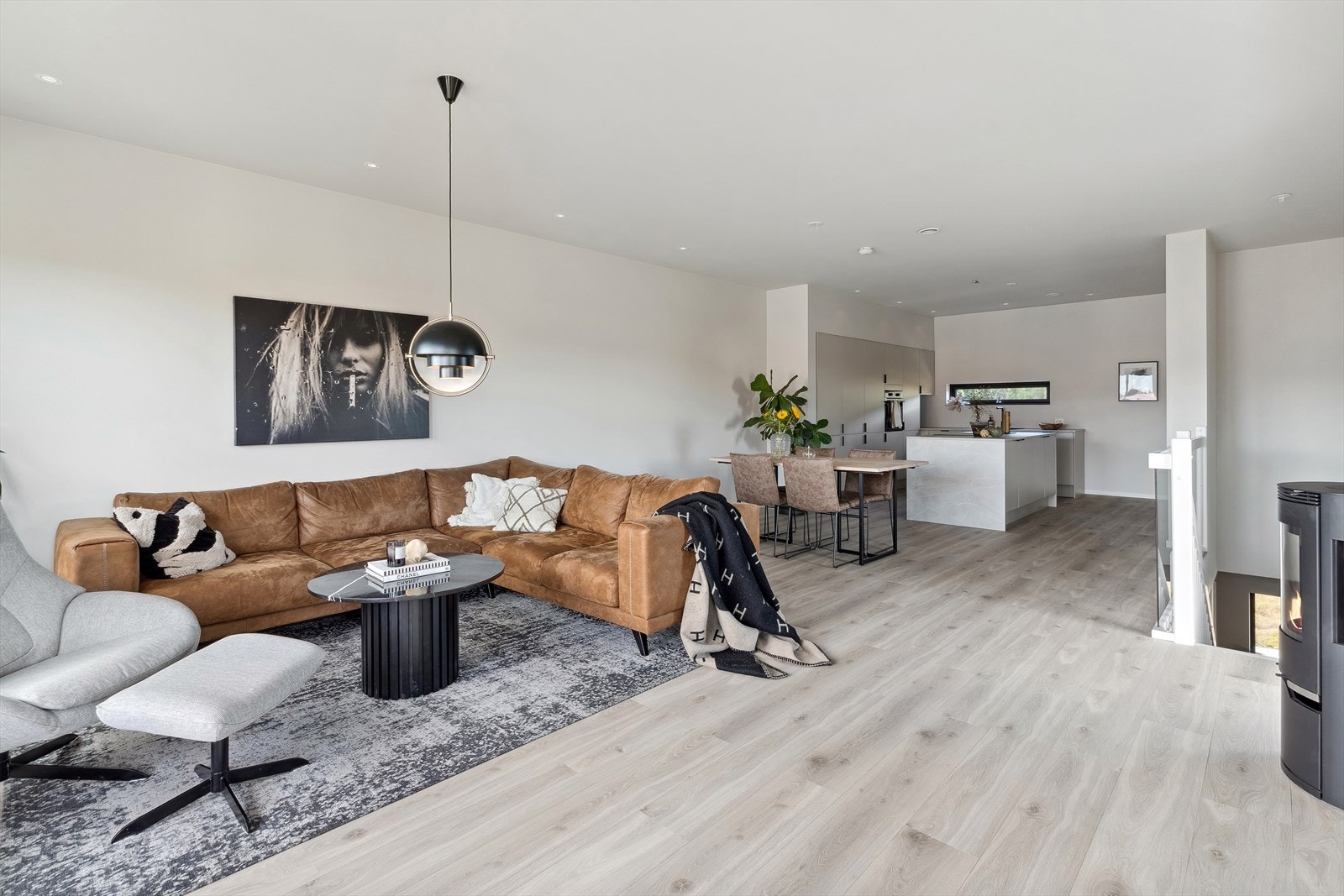 Stue mot kjøkken. Trapp mot høgre Galleribilde