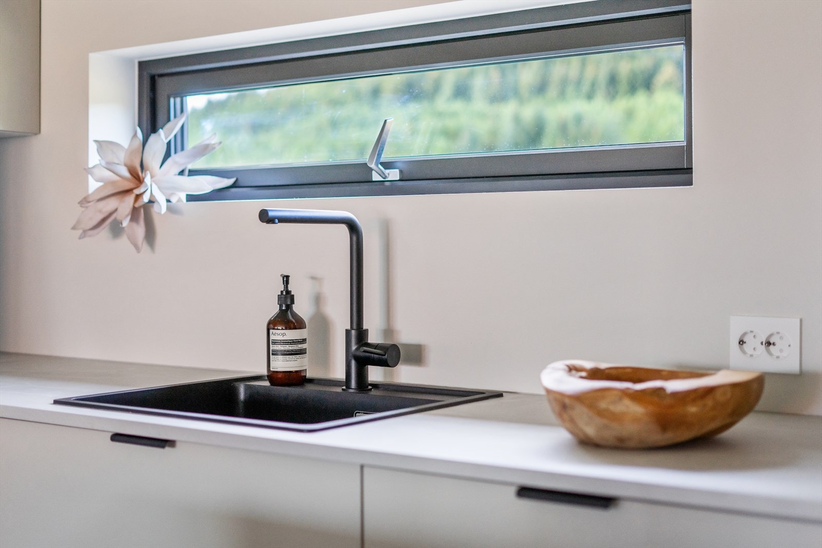 Opningsvindu over vasken Galleribilde