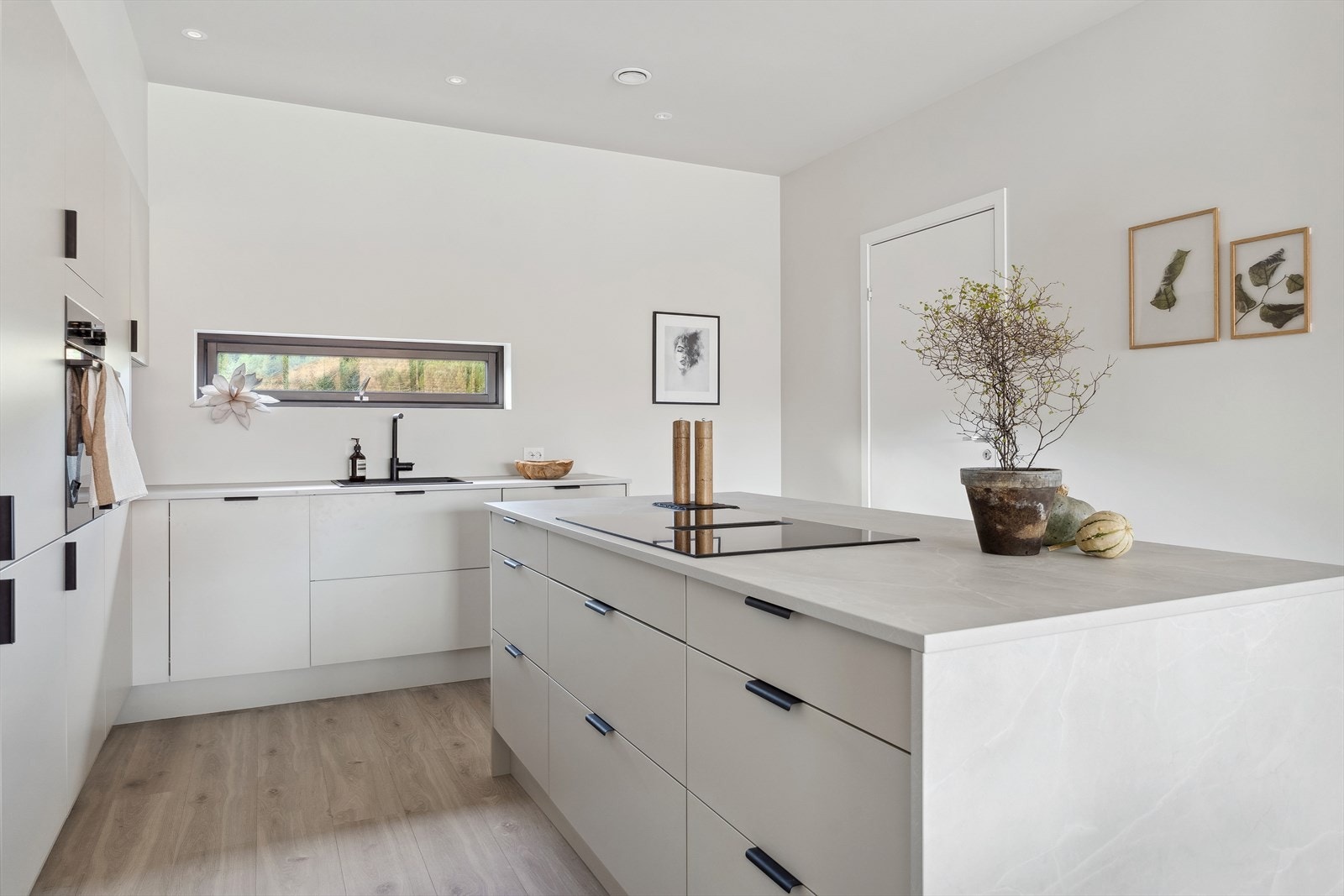 Moderne kjøkkeninnreiing med integrerte kvitevarer Galleribilde