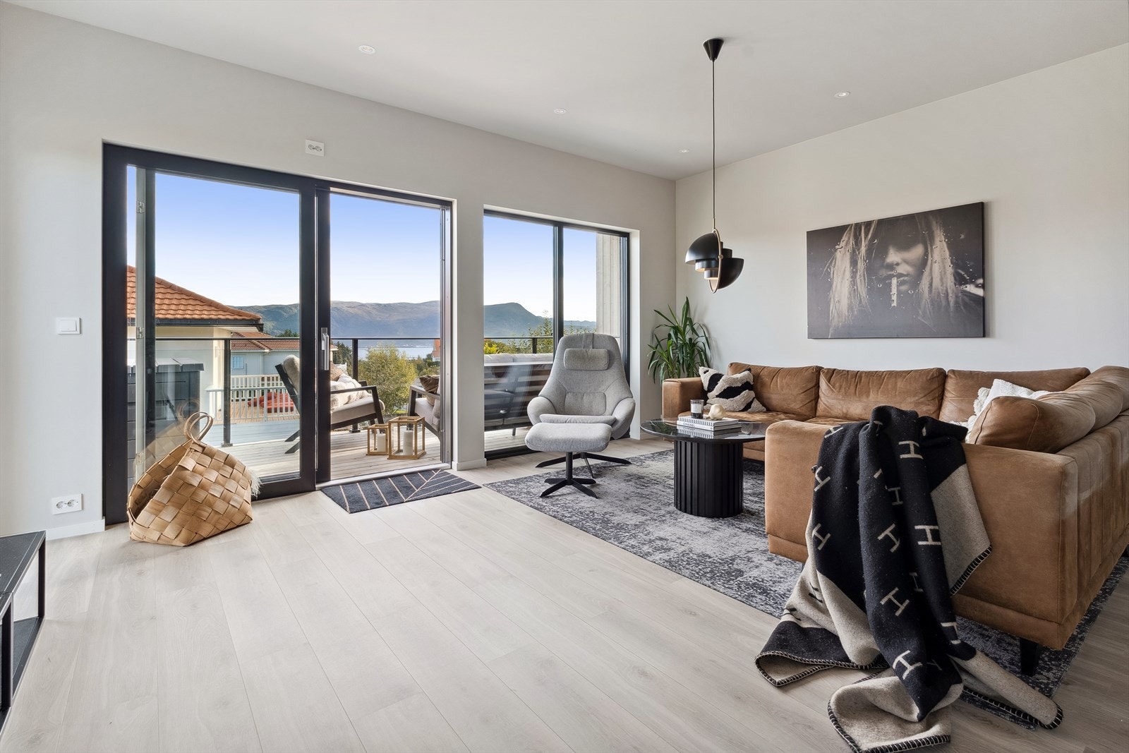 Skyvedør ut til veranda med fin utsikt Galleribilde