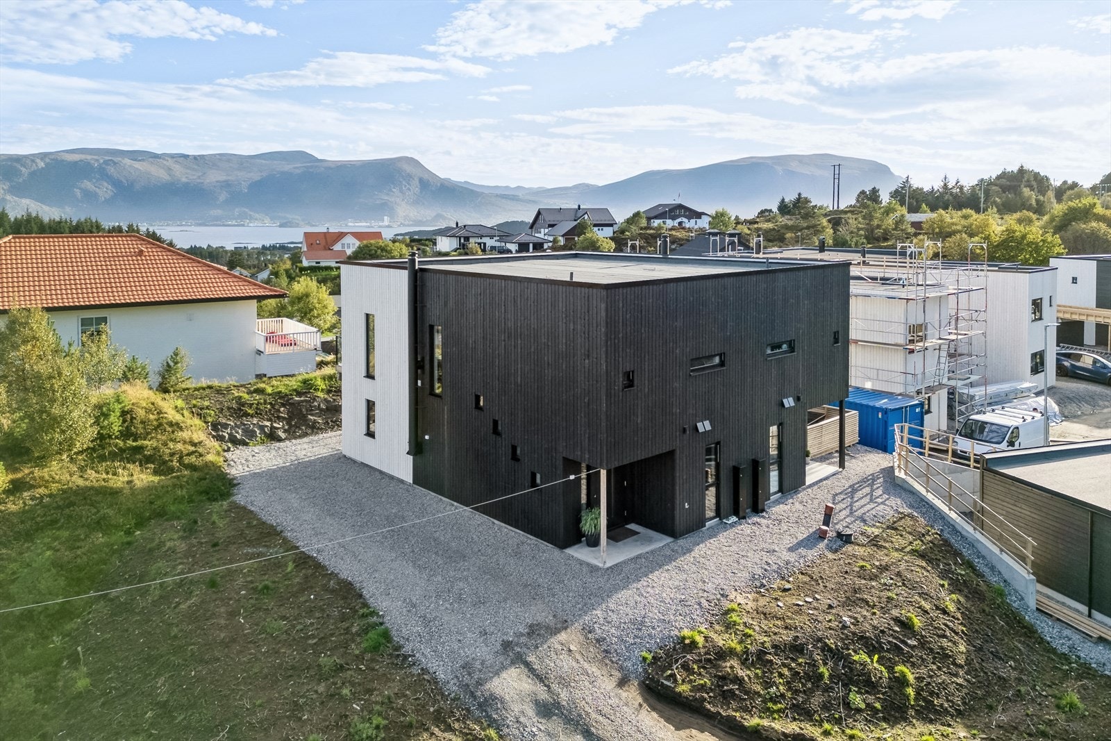 Inngangsparti bak boligen Galleribilde