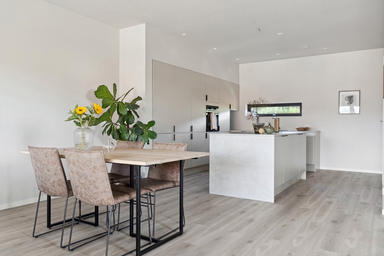 Spisestue mot kjøkkeninnreiing Galleribilde