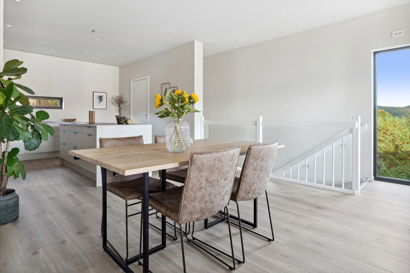 Her har du spisestue mot kjøkken. Trapp med glassrekkverk i bakgrunnen Galleribilde