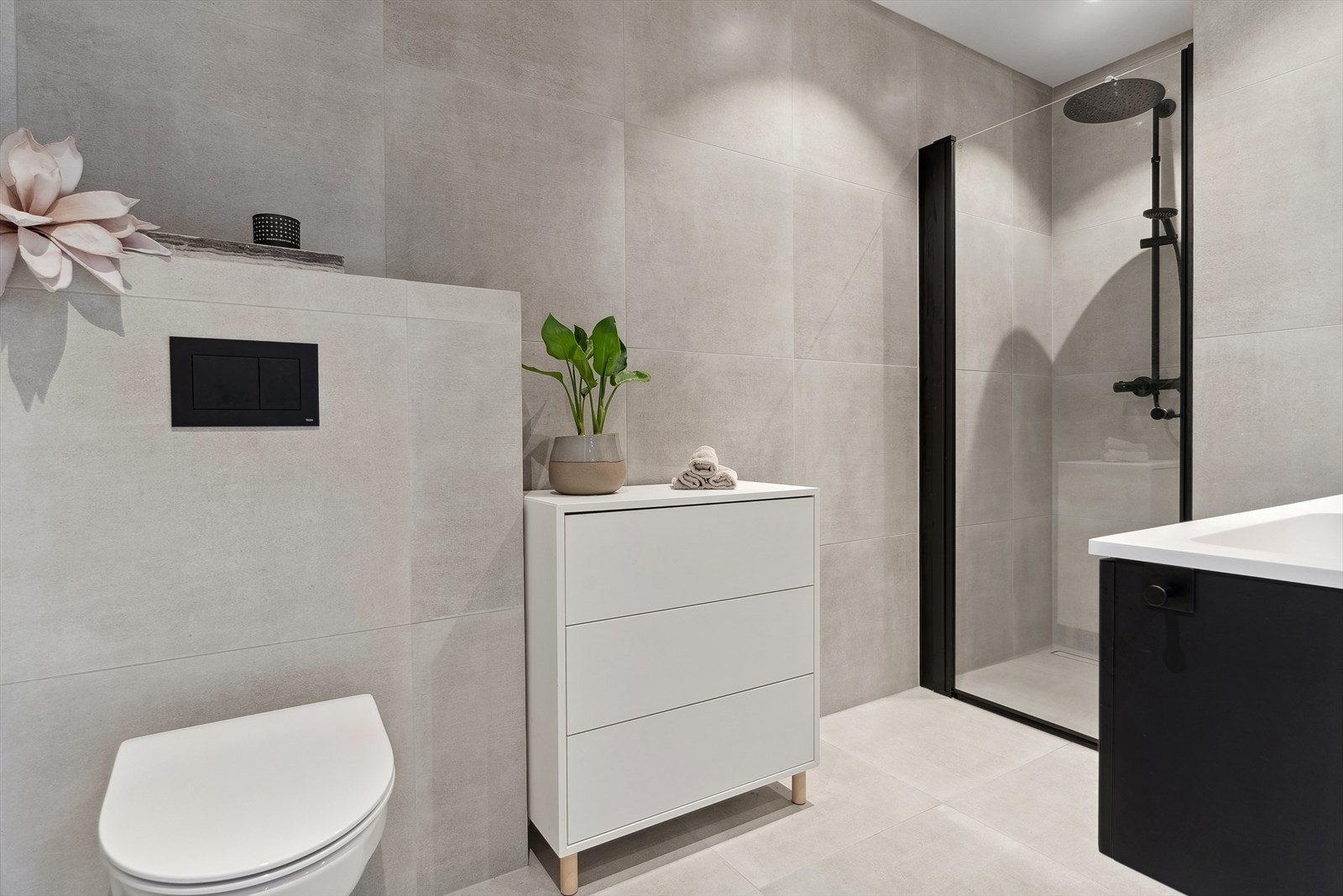 Flislagt og lunt baderom med dusjhjørne Galleribilde