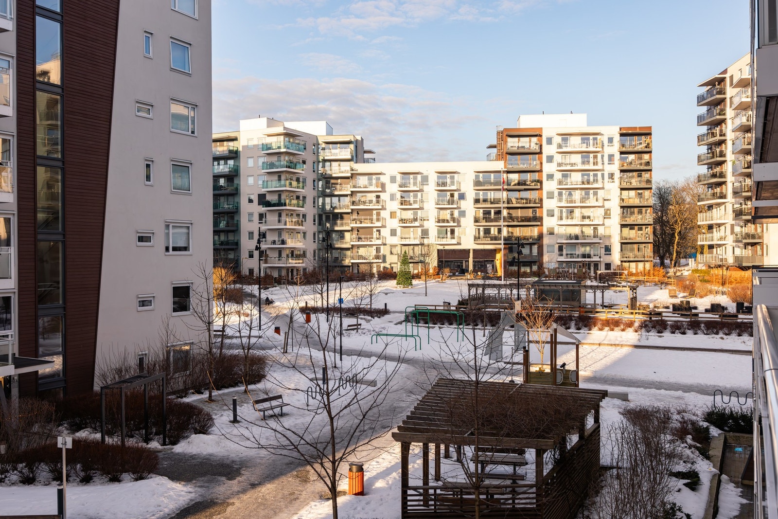Fra balkongen har du utsyn over rolig, bilfritt fellesområde. Galleribilde