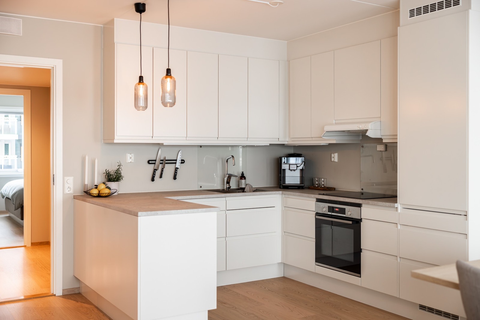 Kjøkkeninnredningen ble oppgradert i 2023 med kjøkkenøy og ny
benkeplate. Galleribilde