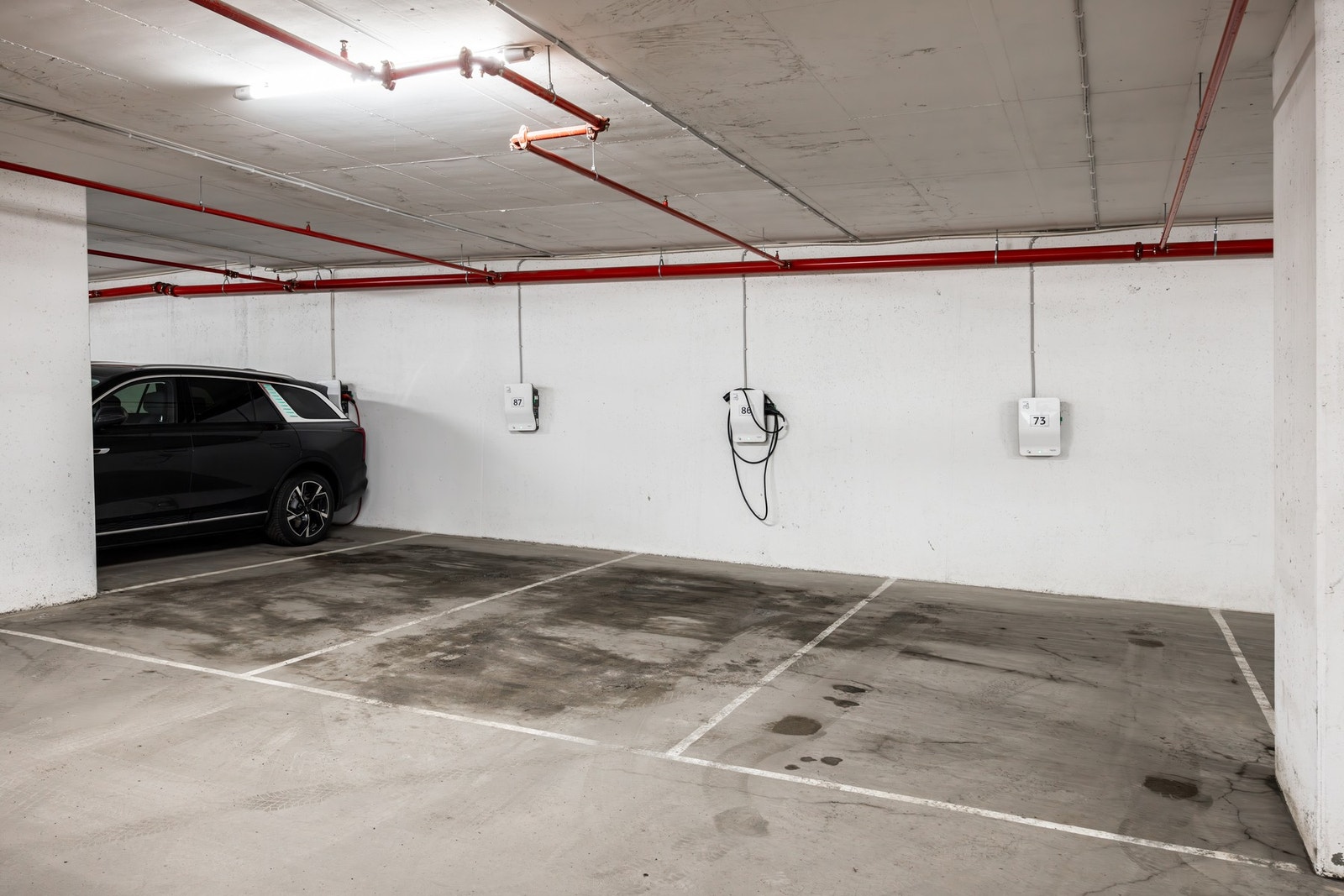 Leiligheten disponerer en parkeringsplass i felles garasjekjeller. Galleribilde