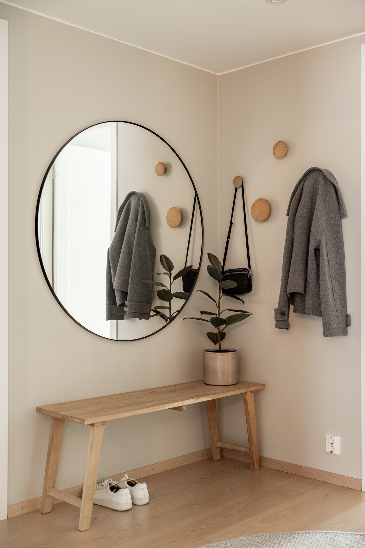 Innbydende entrè med plass til oppbevaring av yttertøy. Galleribilde