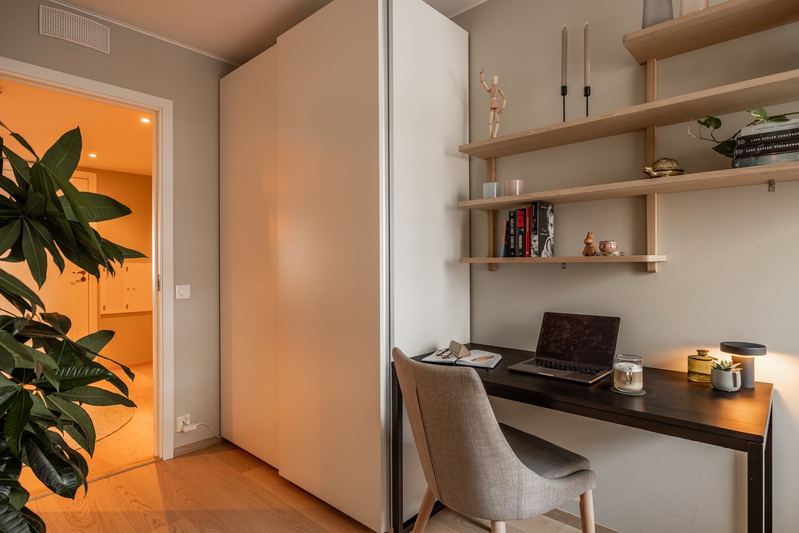 Også her er det et stort garderobeskap. Galleribilde