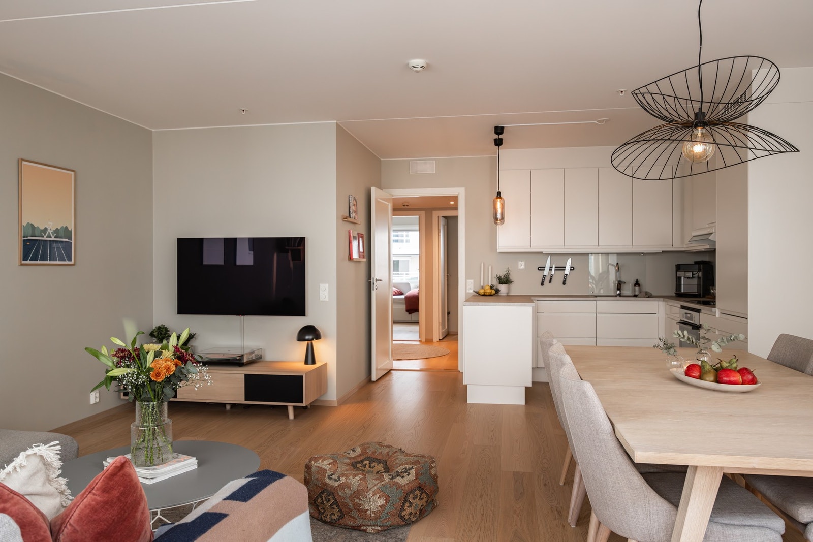 Kjøkkenet er i sosial og åpen løsning mot stue. Galleribilde