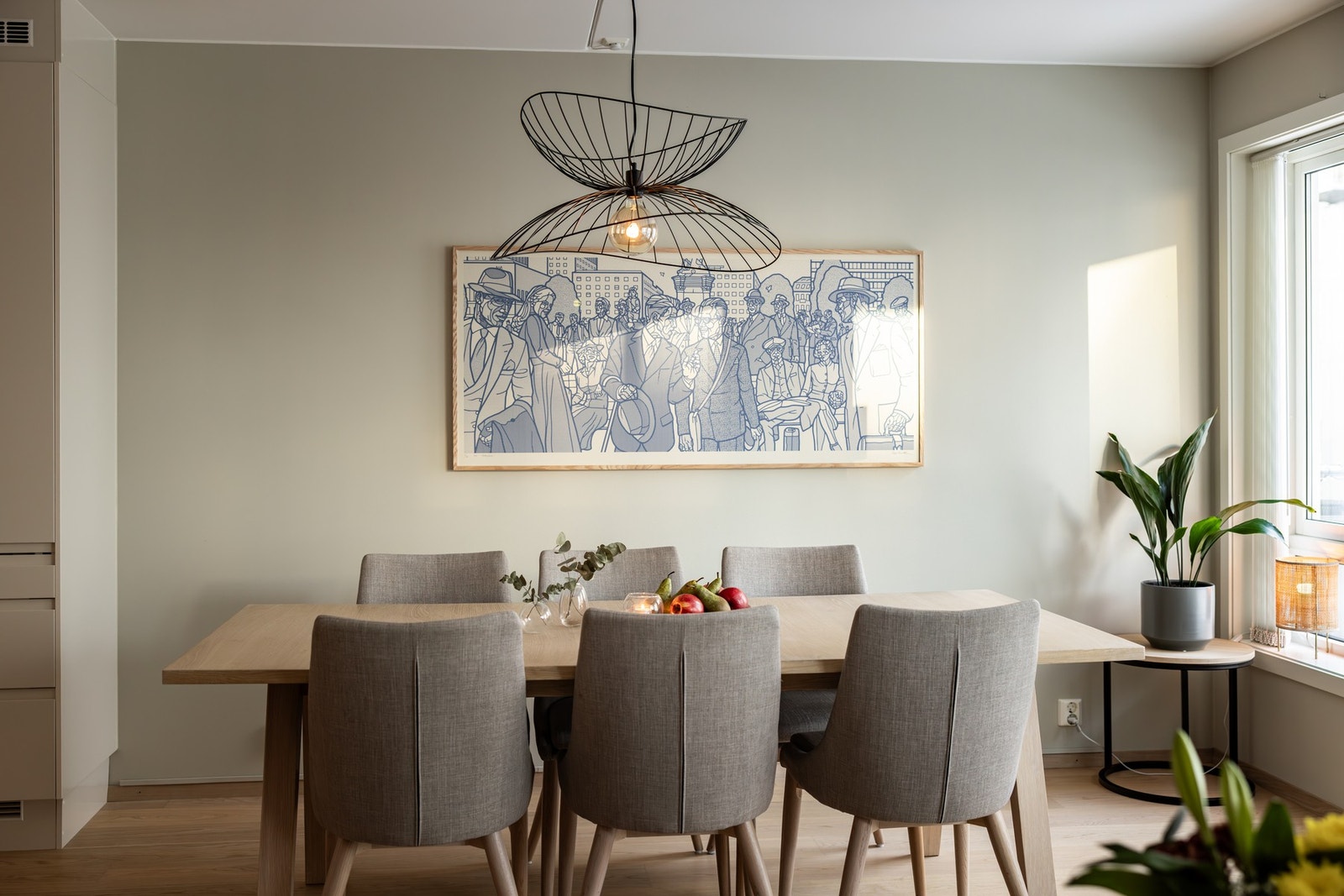 Her kan hele familien samles for et bedre måltid. Det er også plass til et større spisebord. Galleribilde