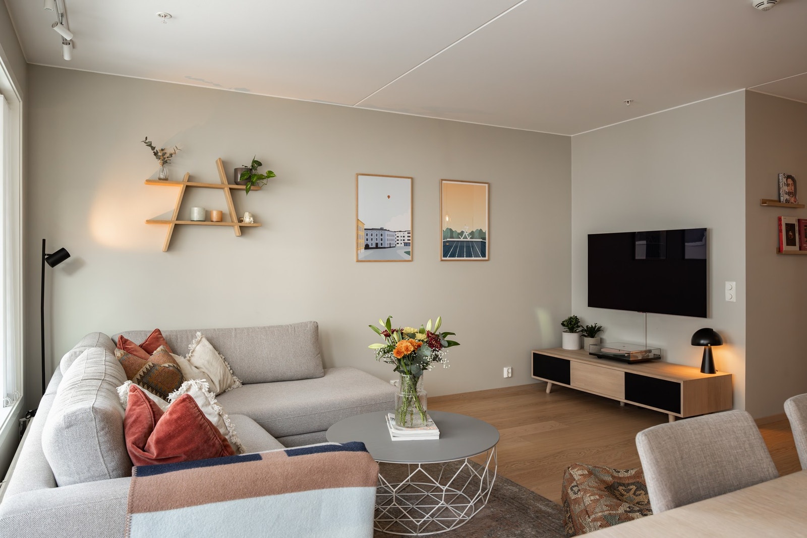 På gulvet er det en nydelig og tidsriktig 1-stavs eikeparkett. Hele boligen er malt i en moderne, behagelig fargepallett. Galleribilde