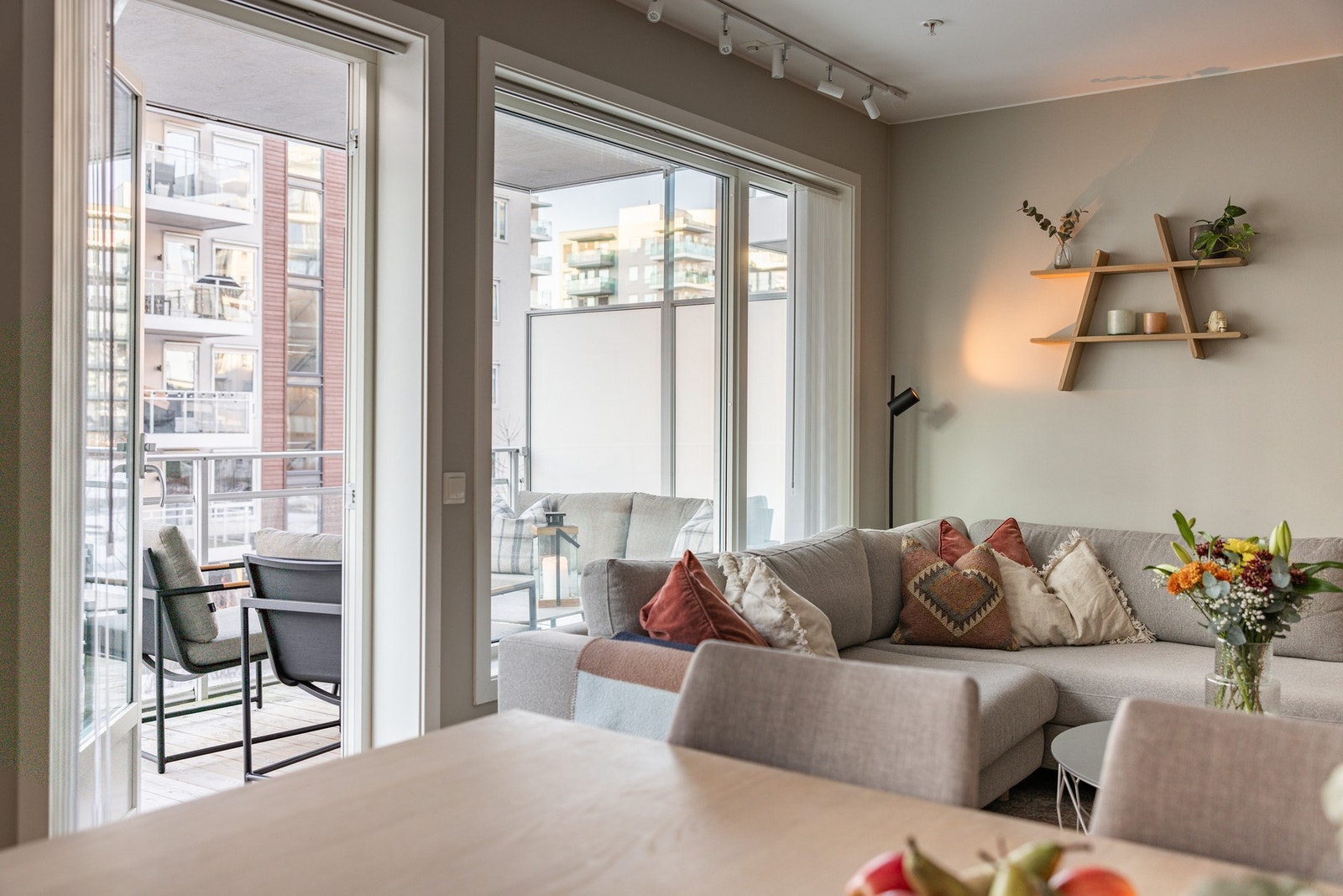 Fra stuen er det utgang til en romslig, vestvendt balkong. Galleribilde