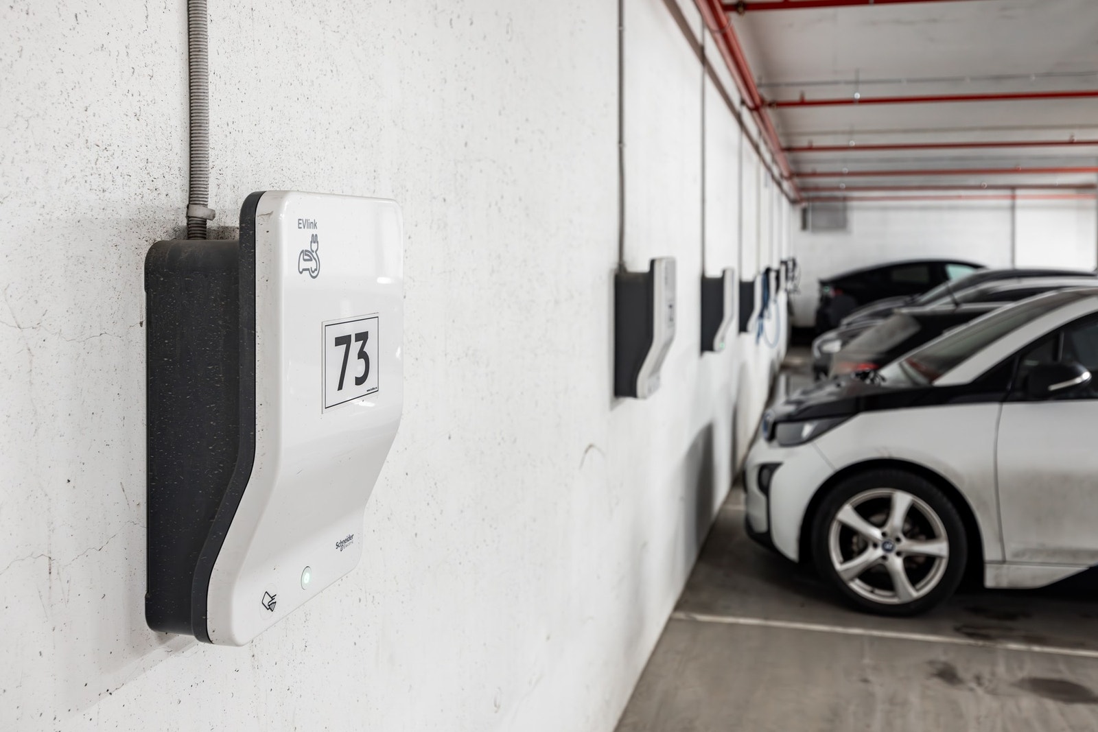 Det er montert ladeboks for elbil på plassen. Galleribilde